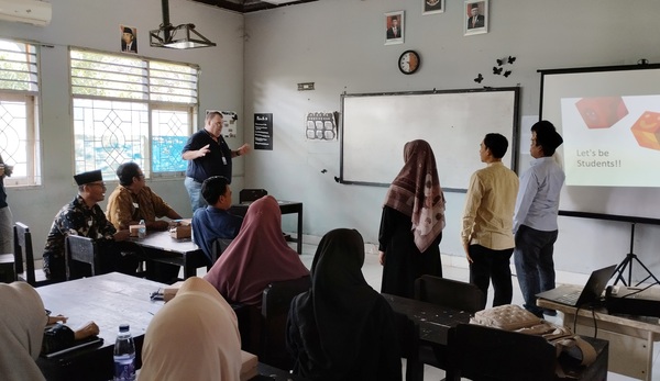 Kegiatan pelatihan Bahasa Inggris bagi tenaga didik dan guru dikawasan Mandalika.
