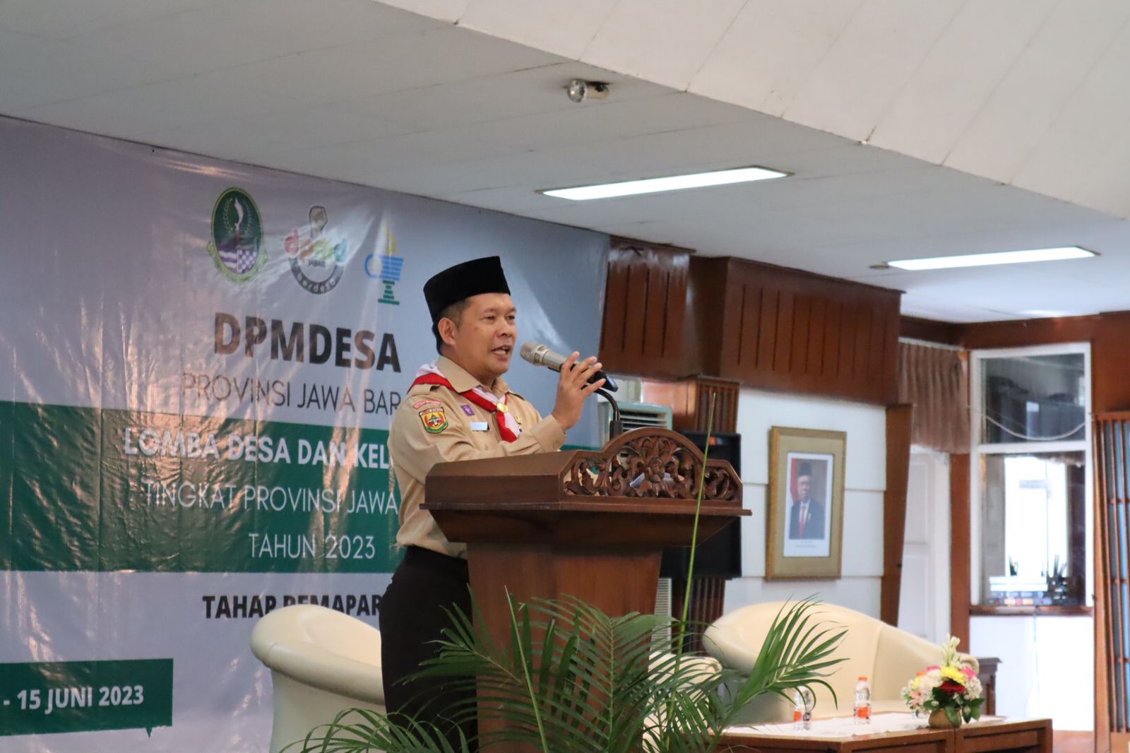 Sekretaris Dinas Pemberdayaan Masyarakat dan Desa Jawa Barat Pupun Saefunudin saat membuka lomba desa dan kelurahan