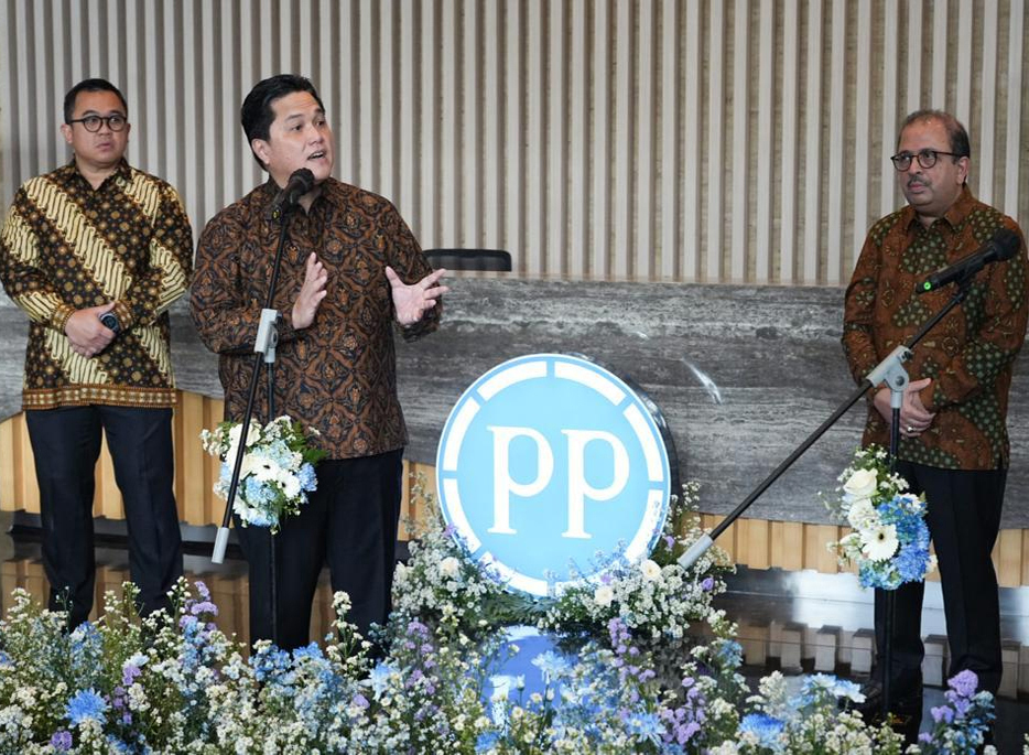 Menteri BUMN Erick Thohir didampingi Direktur Utama PTPP Novel Arsyad (kanan) dan Direktur Utama PT Danareksa (persero) Yadi Jaya Ruchandi 