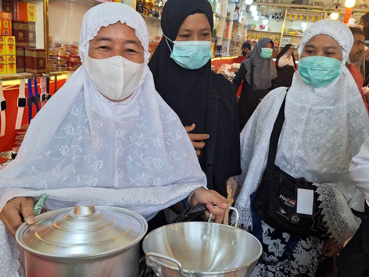 Jemaah haji membeli panci untuk memasak konsumsi di masa penghentian layanan katering.