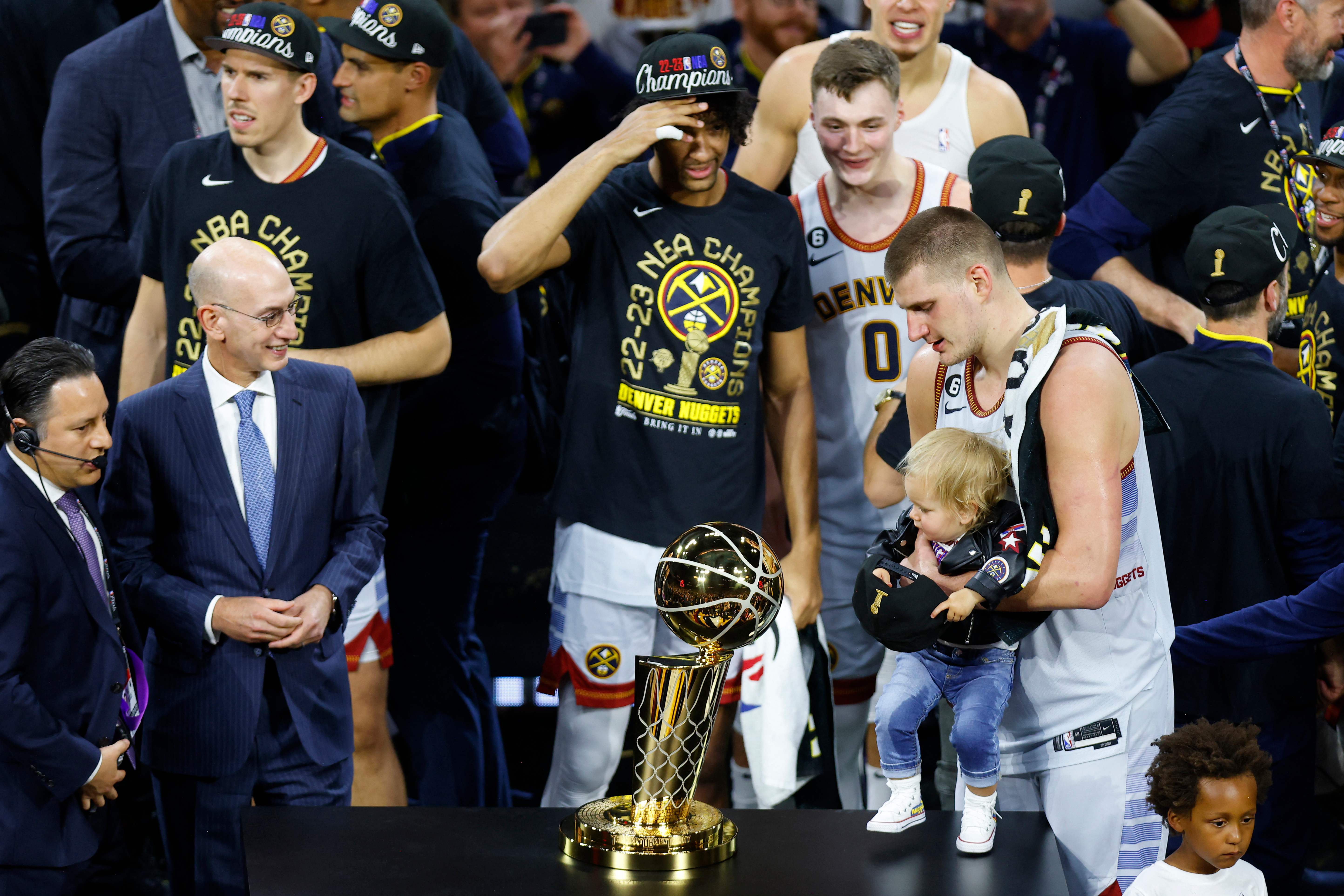Bintang Denver Nuggets Nikola Jokic bersama anaknya usai menjadi juara NBA dengan mengalahkan Miami Heat