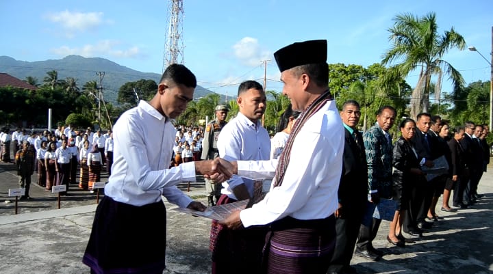 Penjabat Bupati, Doris Alexander Rihi menyerahkan SK P3K Kesehatan