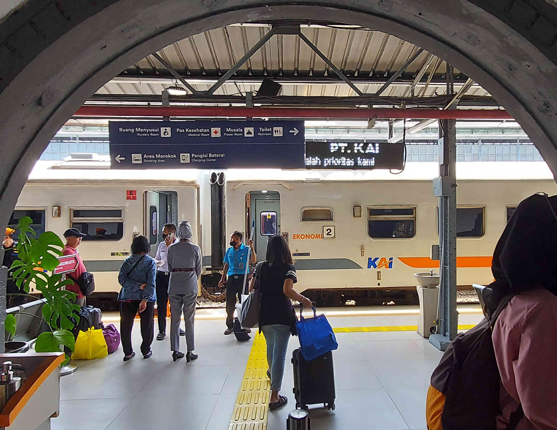 Calon penumpang di Stasiun Pasar Senen, Jakarta, Rabu (5/4).