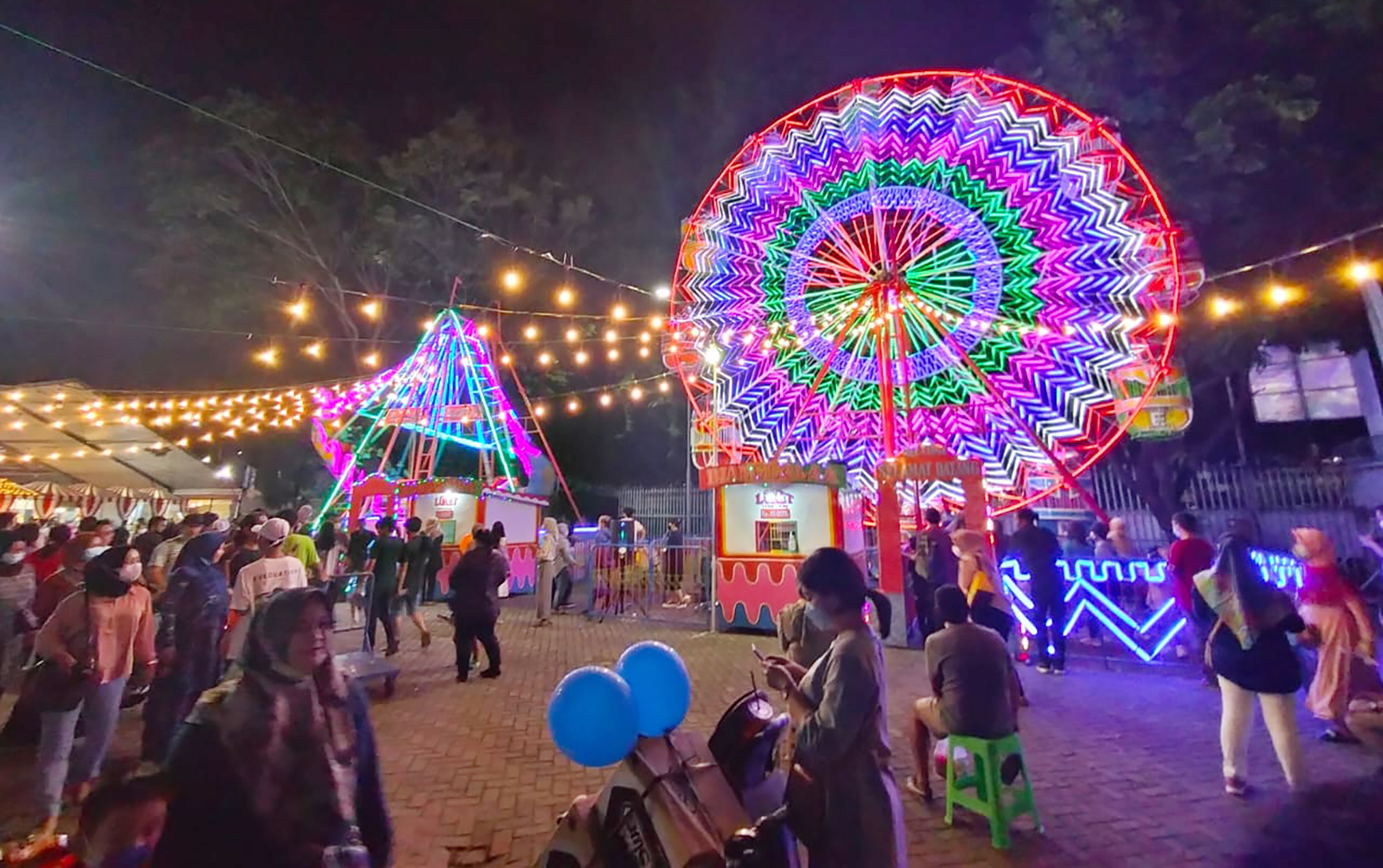 Pengunjung menikmati wahana dan hiburan rakyat di arena Jakarta Fair Kemayoran (JFK) 2022 di Kemayoran, Jakarta Pusat, Sabtu (25/06/2022).
