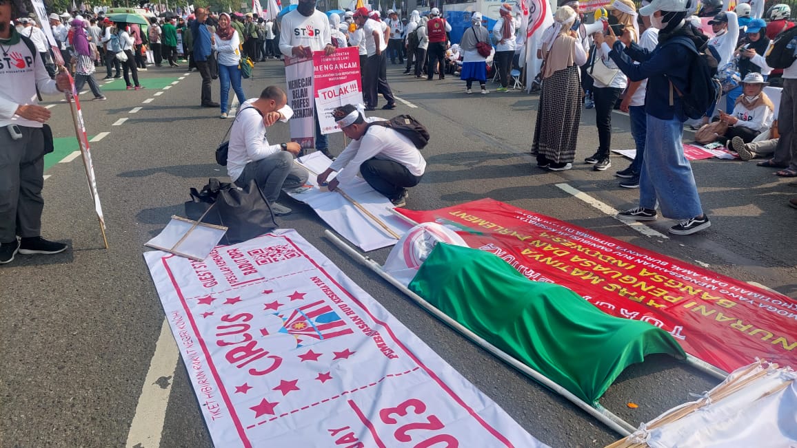 TOLAK RUU KESEHATAN: Lima OP Kesehatan membentangkan sepanduk menolak pembahasan RUU Kesehatan, Senin (5/6)