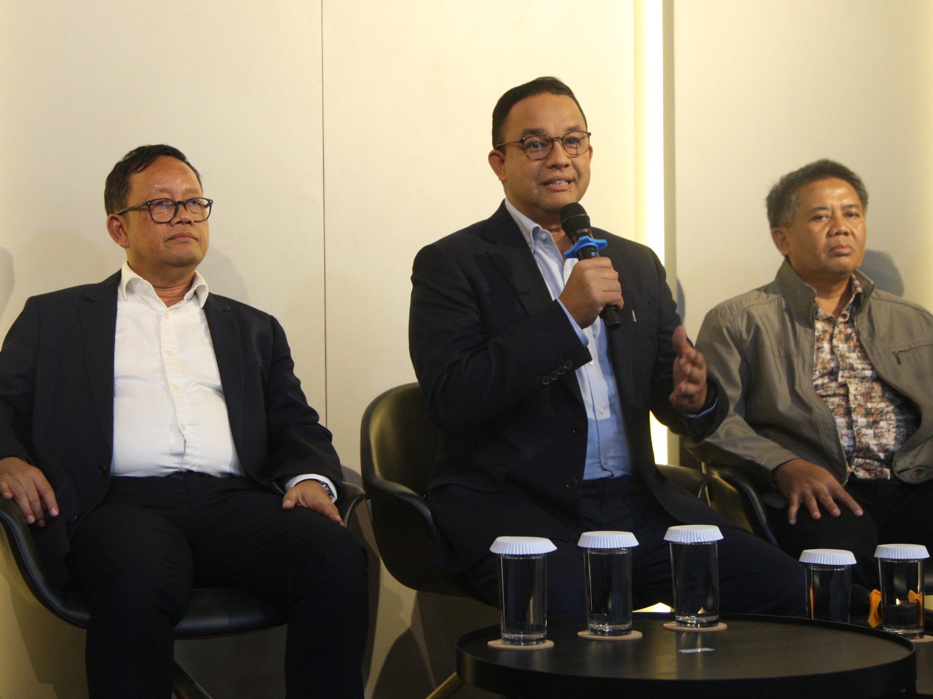 Calon Presiden dari Koalisi Perubahan, Anies Baswedan (tengah) didampingi Tim 8 Sugeng Suparwoto (Nasdem) kiri dan M Sohibul Imam (PKS). 