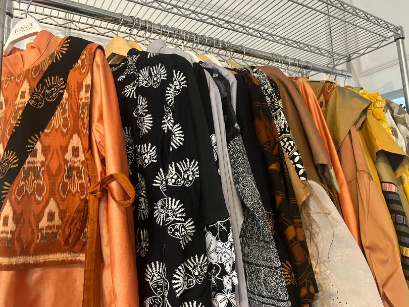 Deretan busana rancangan Lily Mariasari dengan kain batik motif Betawi