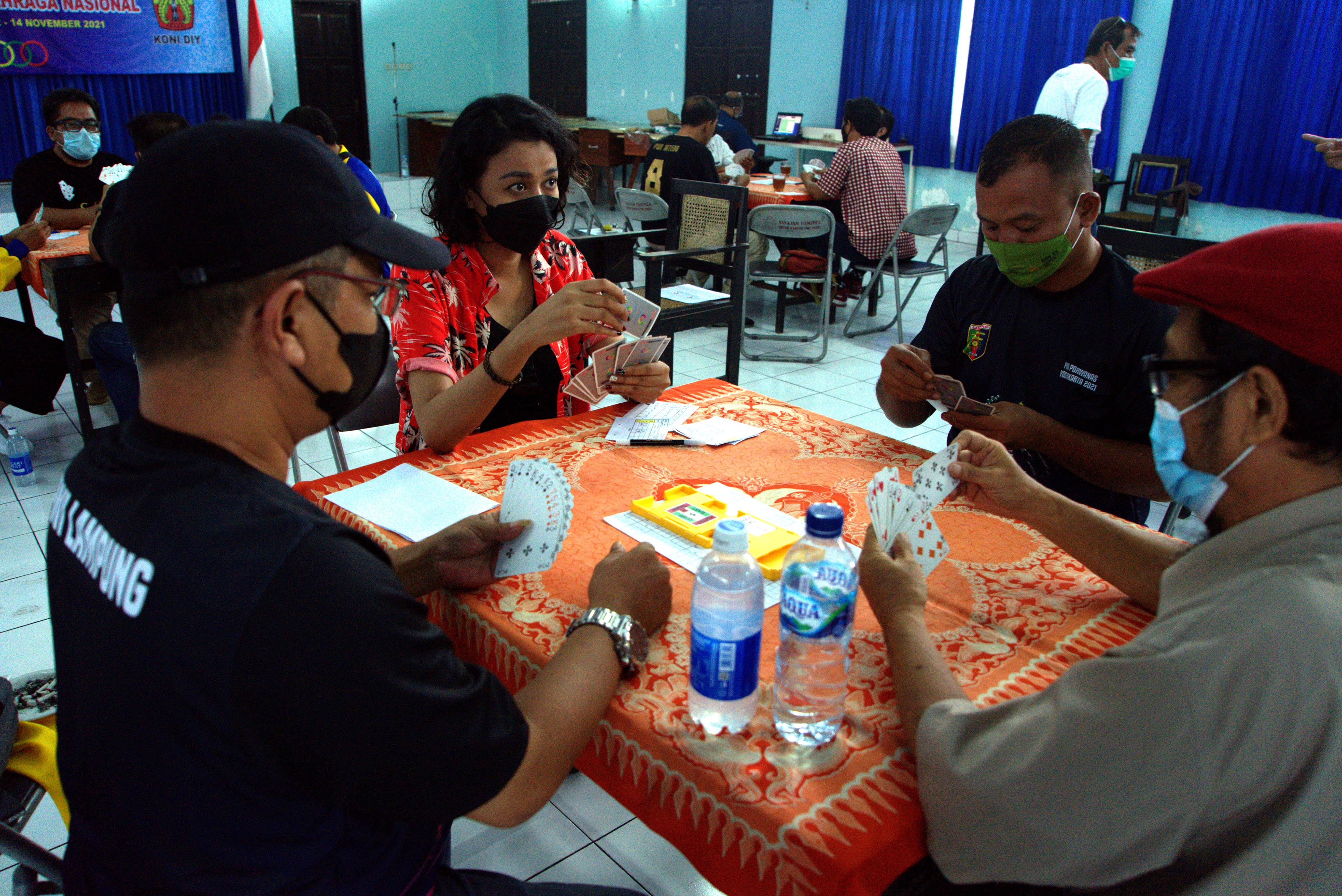 Ilustrasi--Sejumlah orang bermain bridge