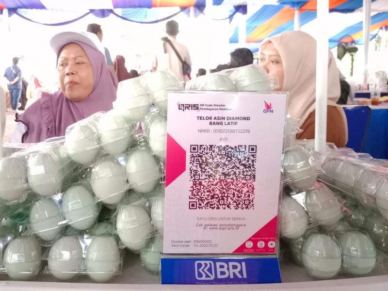 Maesaroh menjaga gerai di Panen Hadiah Simpedes, Bekasi, Jawa Barat