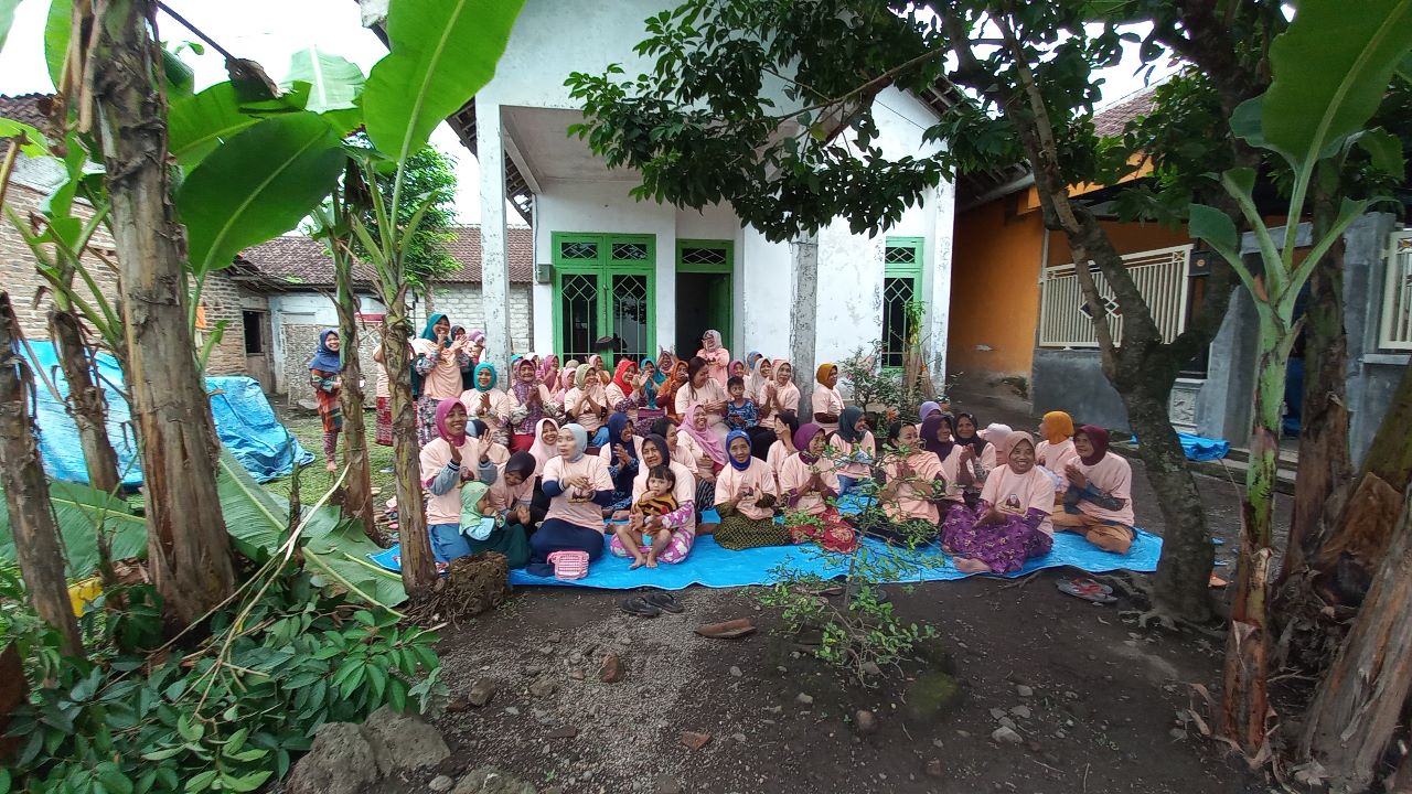 Relawan Mak Ganjar bertemu dengan para ibu di Desa Kebaman, Kecamatan Srono, Kabupaten Banyuwangi, Jawa Timur.