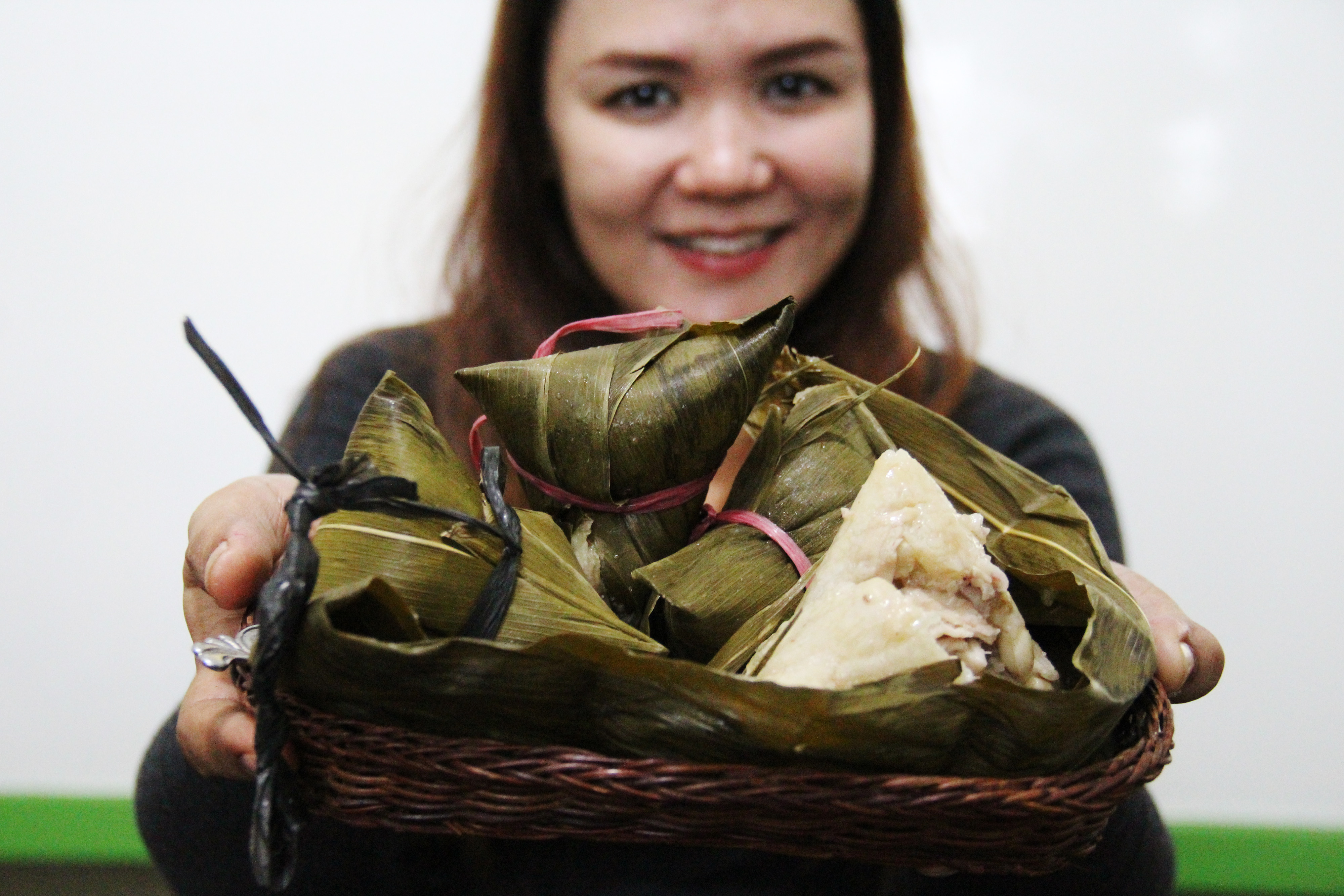 Warga Pontianak, Aline memperlihatkan sejumlah Bakcang buatannya di Jalan Merdeka Barat, Pontianak, Kalimantan Barat.