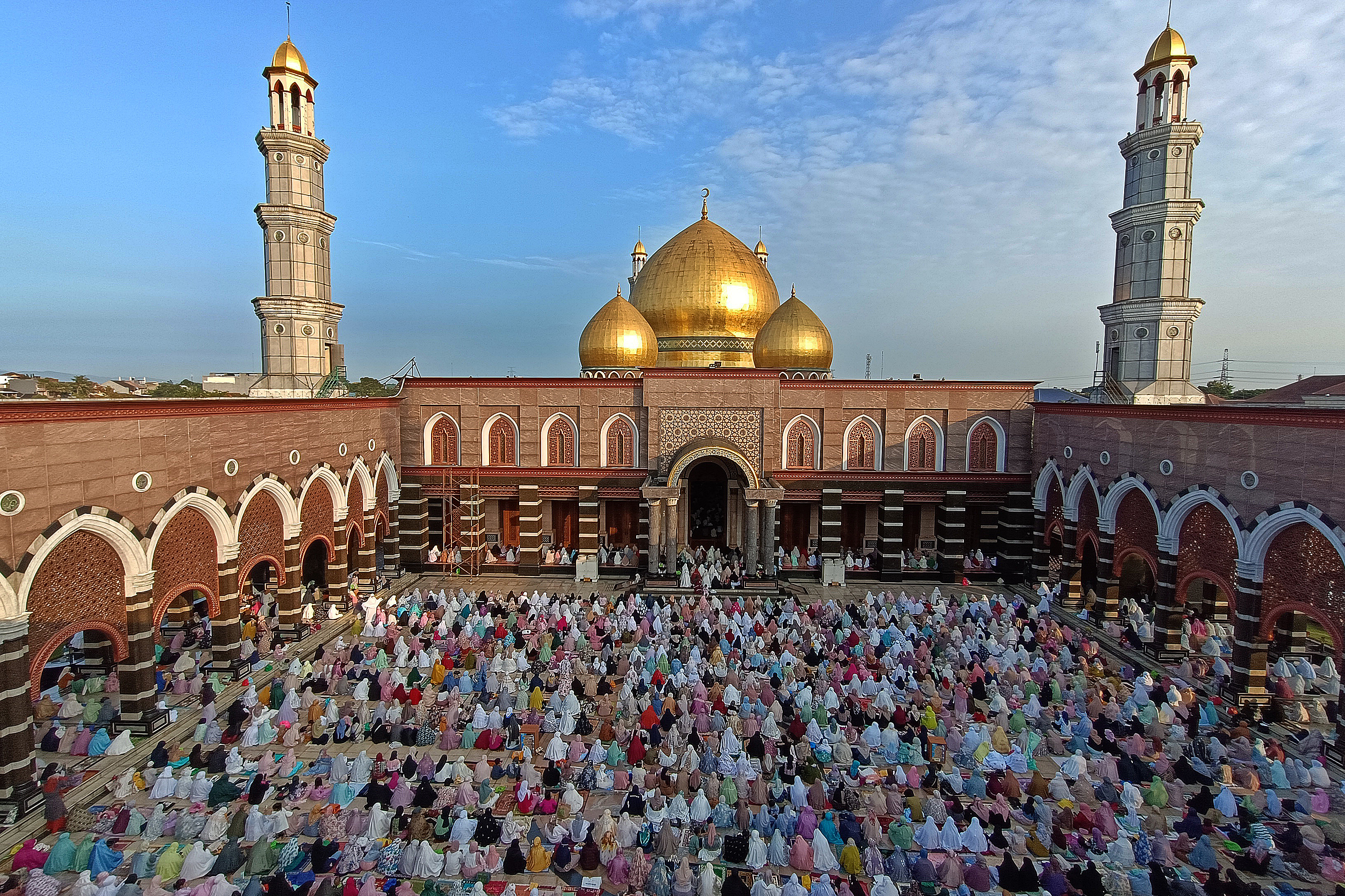 Umat muslim melaksanakan salat Idul Adha.