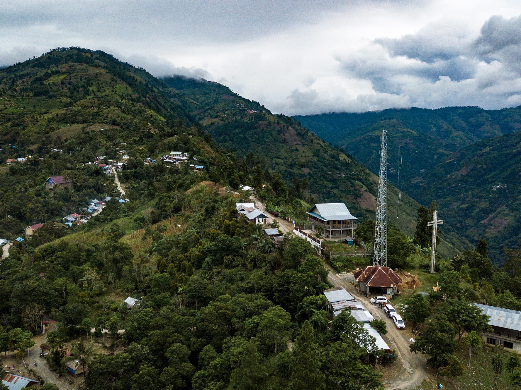 Tower BTS yang sedang dibangun Kementerian Komunikasi dan Informasi di Desa Matantimali, Kabupaten Sigi, Sulawesi Tengah.