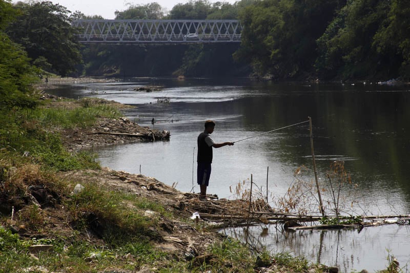 kondisi air sungai Bengawan Solo yang tercemar membuat khawatir PDAM yang menjadikan sungai itu sebagai sumber air.
