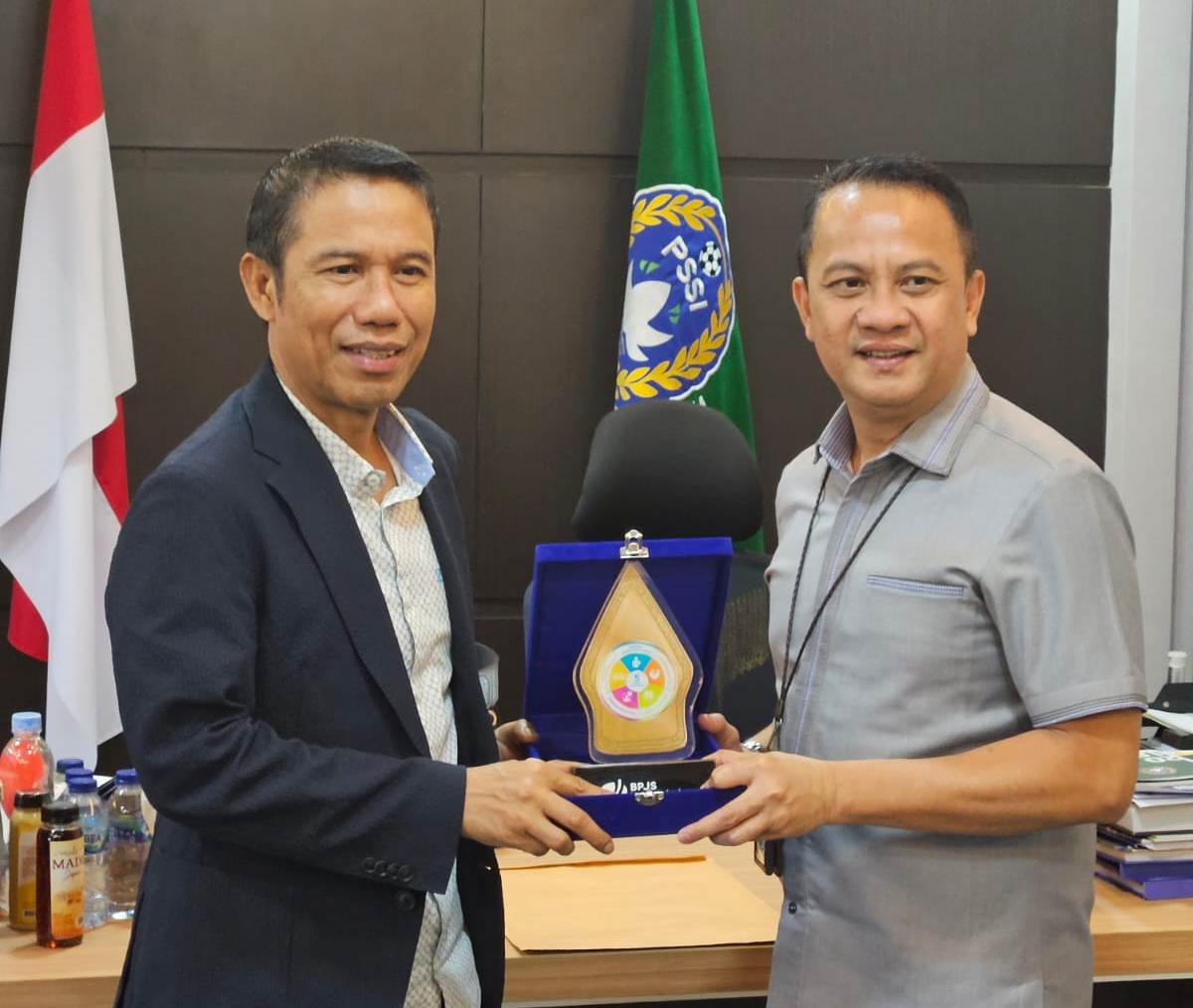 Sekjen PSSI Yunus Nusi (kiri) dan Kepala Kantor Wilayah DKI Jakarta Deny Yusyulian. 