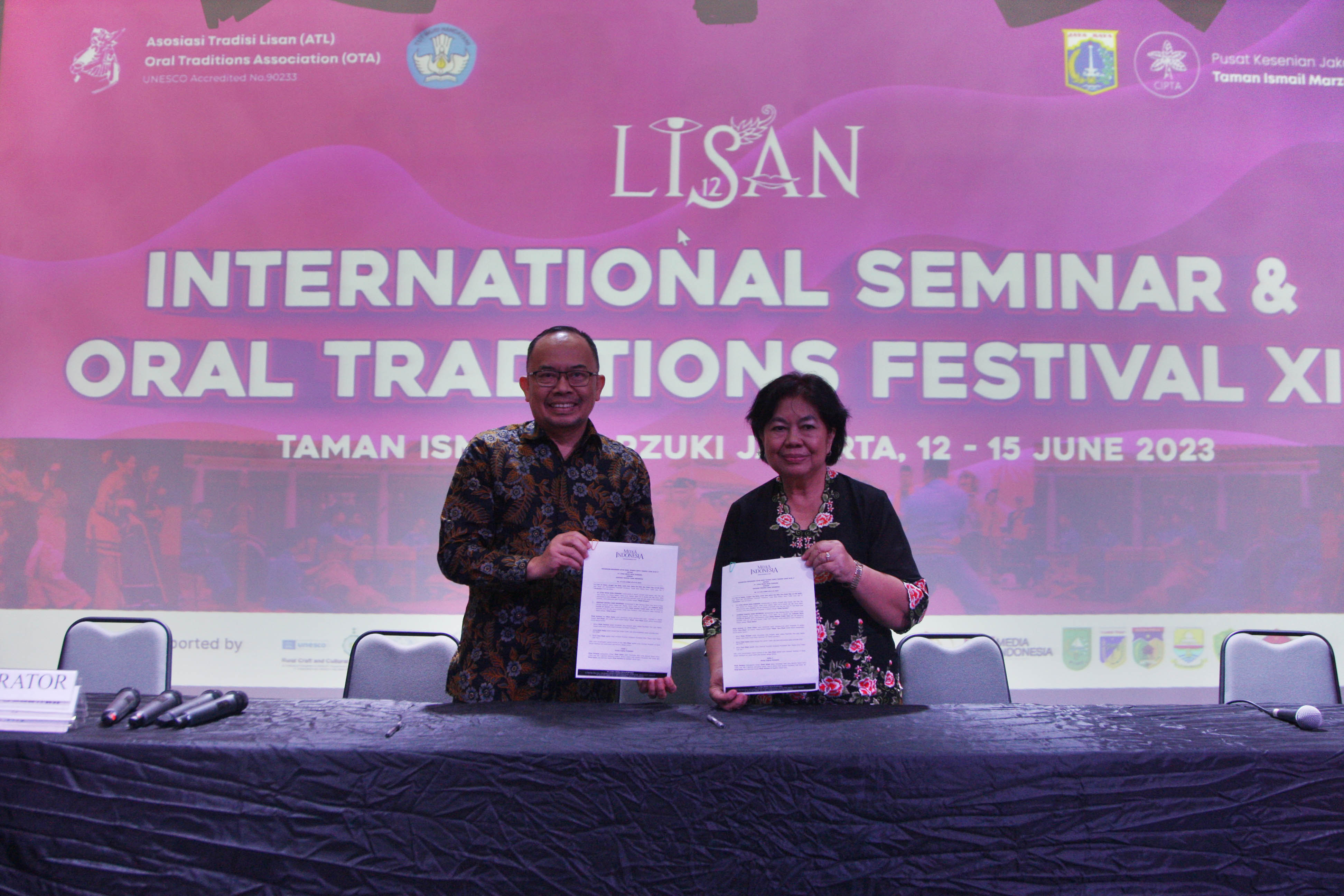 SEMINAR TRADISI LISAN: Direktur Pemberitaan Media Indonesia Ade Alawi (kiri) dan Ketua Umum ATL Pudentia memperlihatkan nota kerja sama