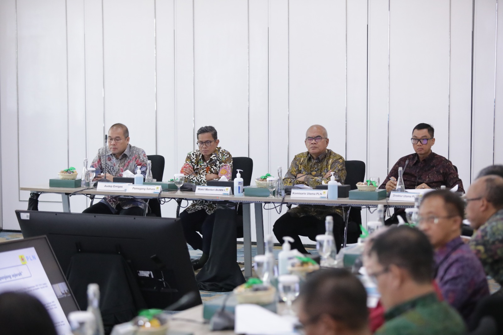 Wakil Menteri BUMN I, Pahala Nugraha Mansury,  menerima Laporan Tahunan dan Laporan Keuangan PT PLN (Persero) Tahun Buku 2022.