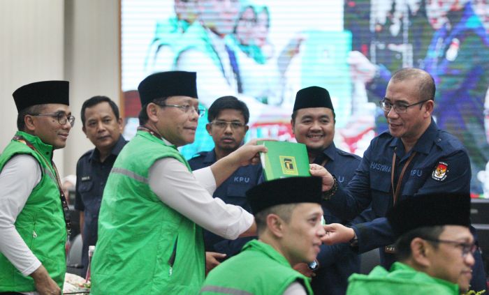 Plt Ketum PPP Muhamad Mardiono menyerahkan berkas pendaftaran bacaleg Pemilu 2024 ke KPU