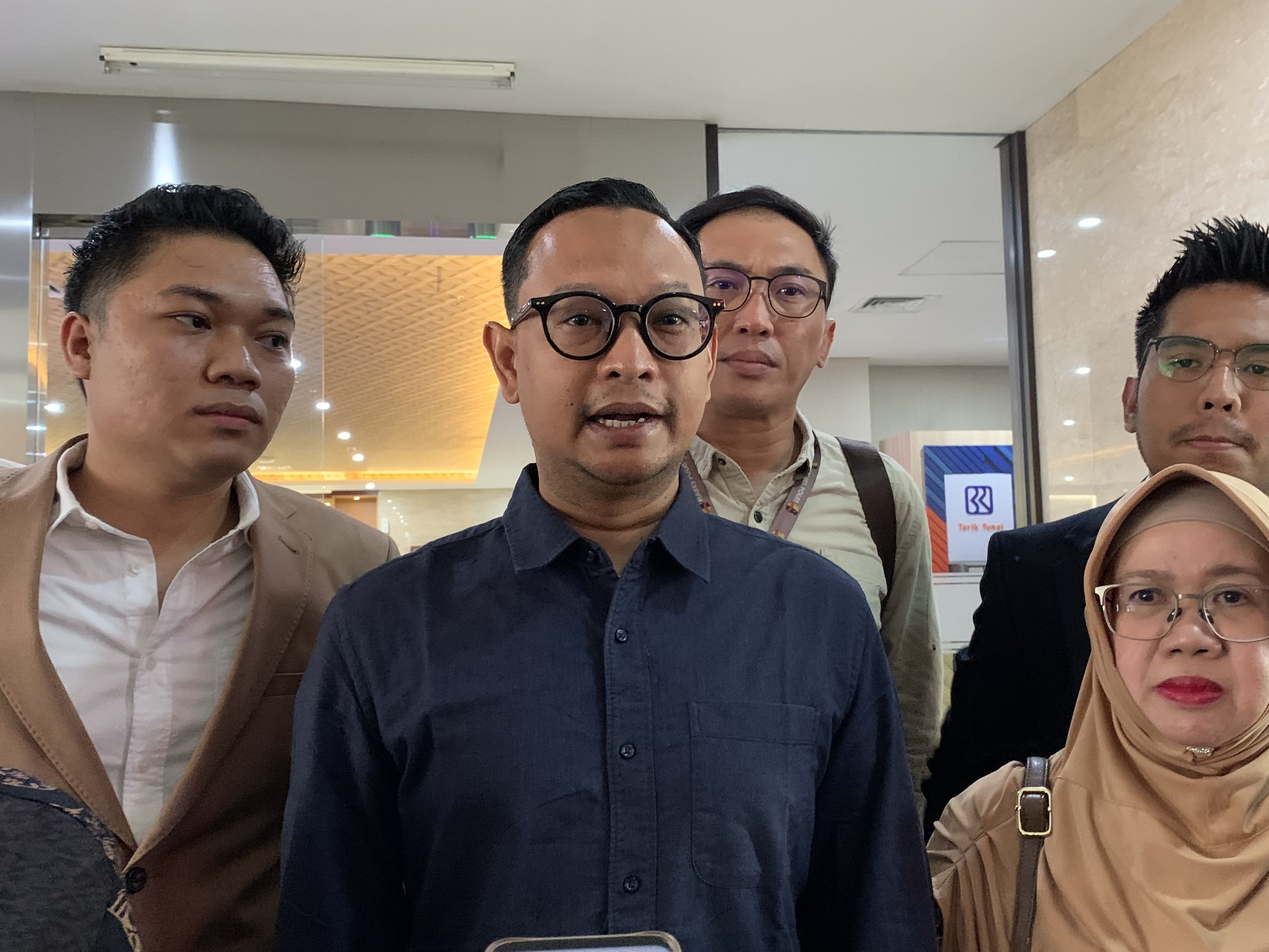 Archi Bela (tengah).