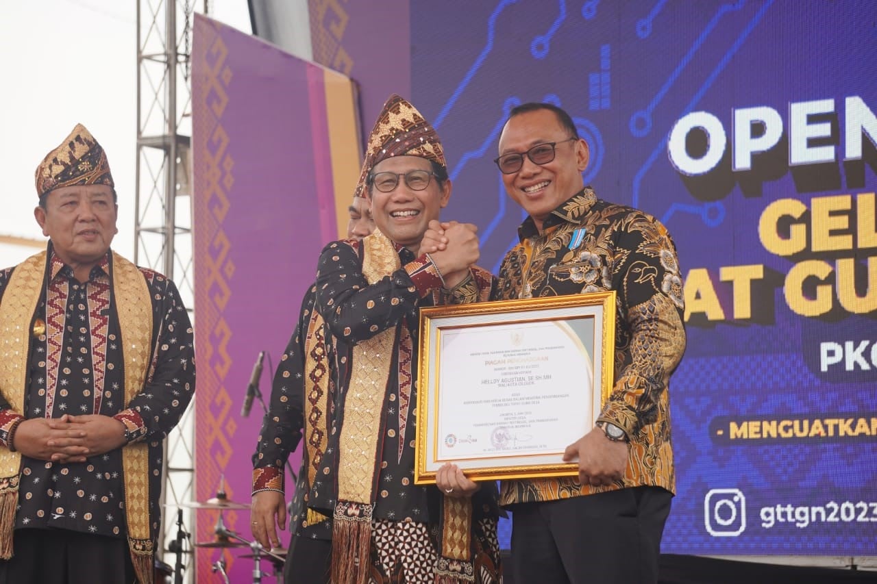 Wali Kota Cilegon Helldy Agustian (kanan) meraih Satya Lencana Bakti Inovasi Desa dari Mendes PDTT  Abdul Halim Iskandar.