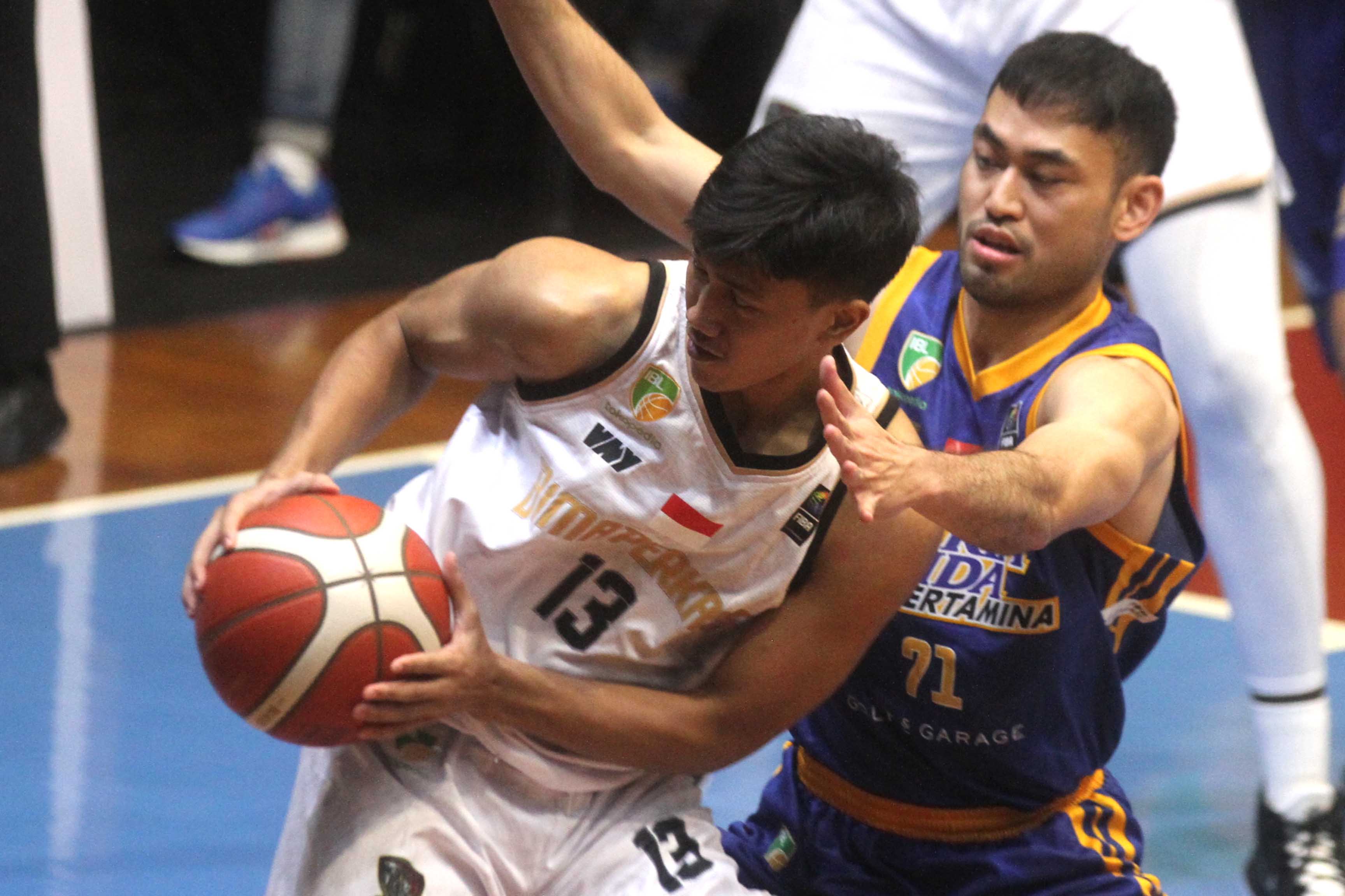  Pebasket Satria Muda Pertamina Jakarta Widyanta Putra Teja (kanan).