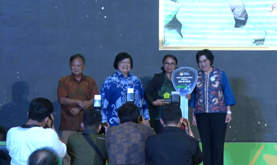 Menteri LHK Siti Nurbaya (dua dari kiri) berpose bersama bank sampah induk (BSI) Dywik yang terpilih menjadi BSI terbaik tahun 2023.