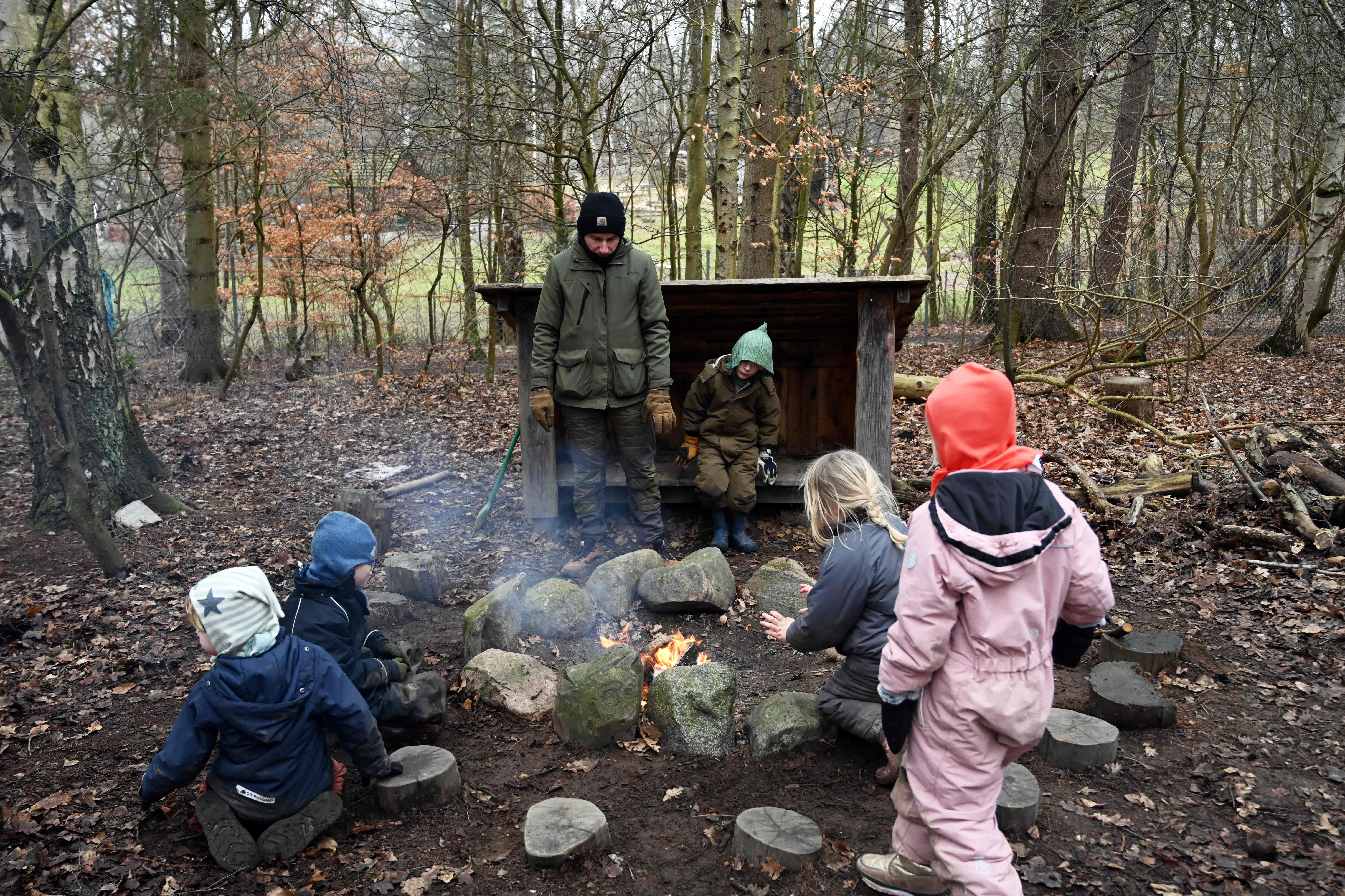 anak-anak sedang berkemah di sebuah hutan di Denmark