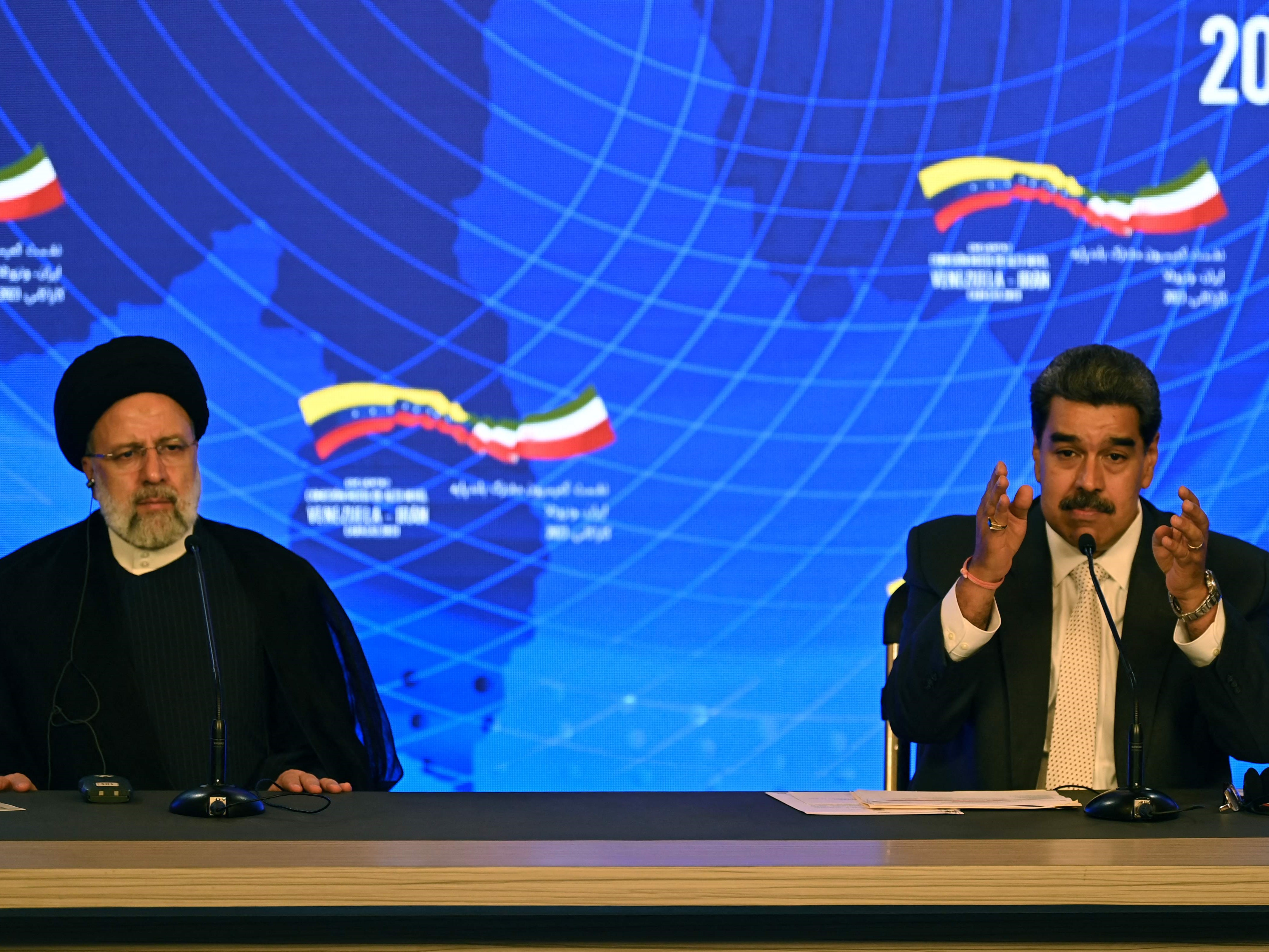 Presiden Venezuela Nicolas Maduro (kanan) dan Presiden Iran Ebrahim Raisi di Istana Kepresidenan Miraflores di Caracas, pada 12 Juni 2023.