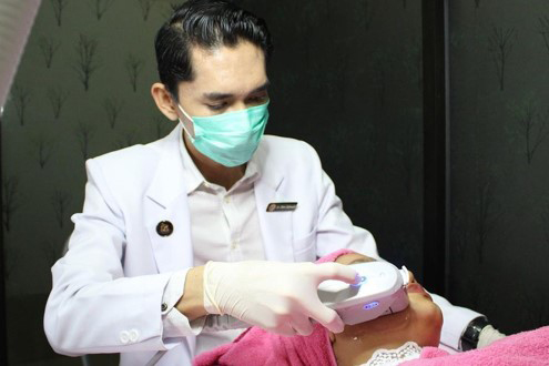 Proses perawatan kulit wajah.