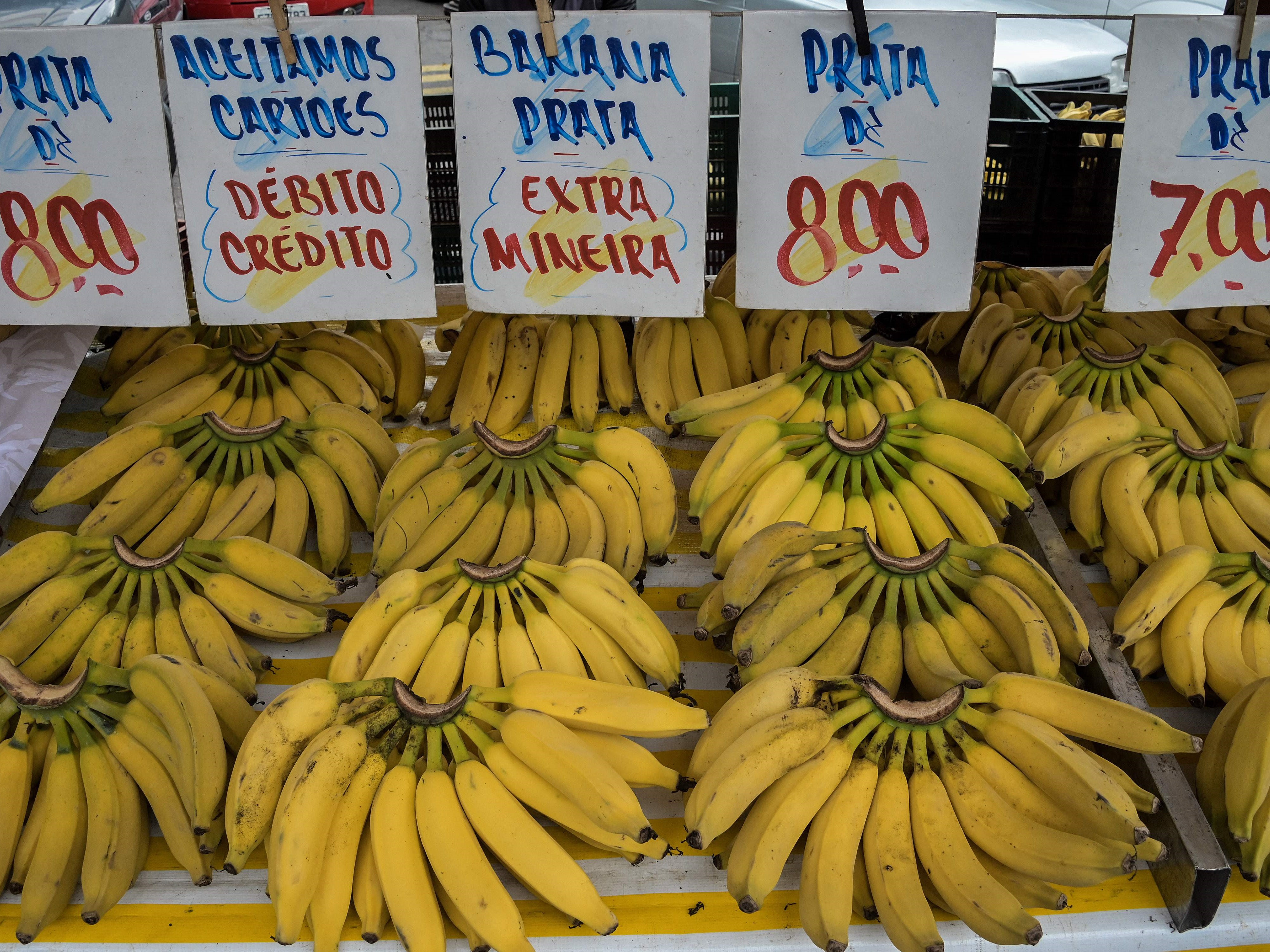 Pisang dipajang di pasar Feira Livre di jalan lingkungan Liberdade di Sao Paulo, Brasil, pada 22 September 2021.