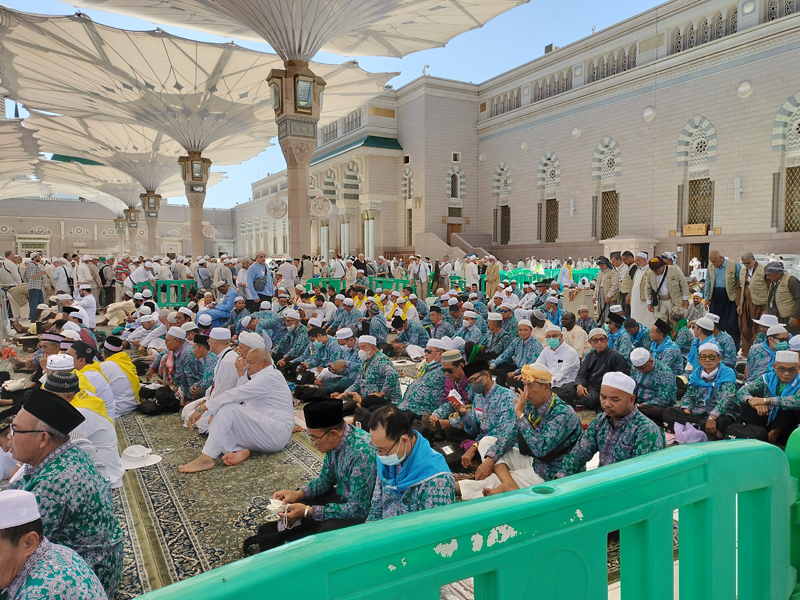 Jemaah haji Indonesia menanti dibukanya antrean masuk raudhah di area pintu 37 Masjid Nabawi, Selasa (13/6/2023).