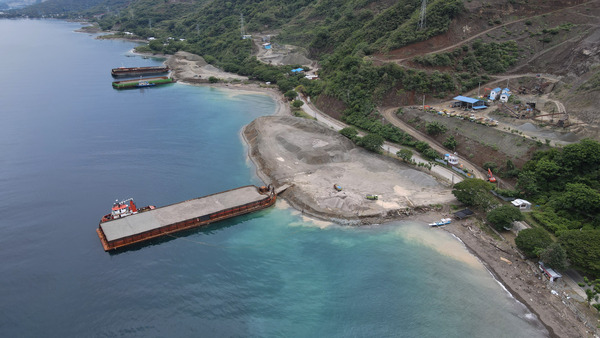 Kapal tongkang pengangkut hasil tambang pasir laut.