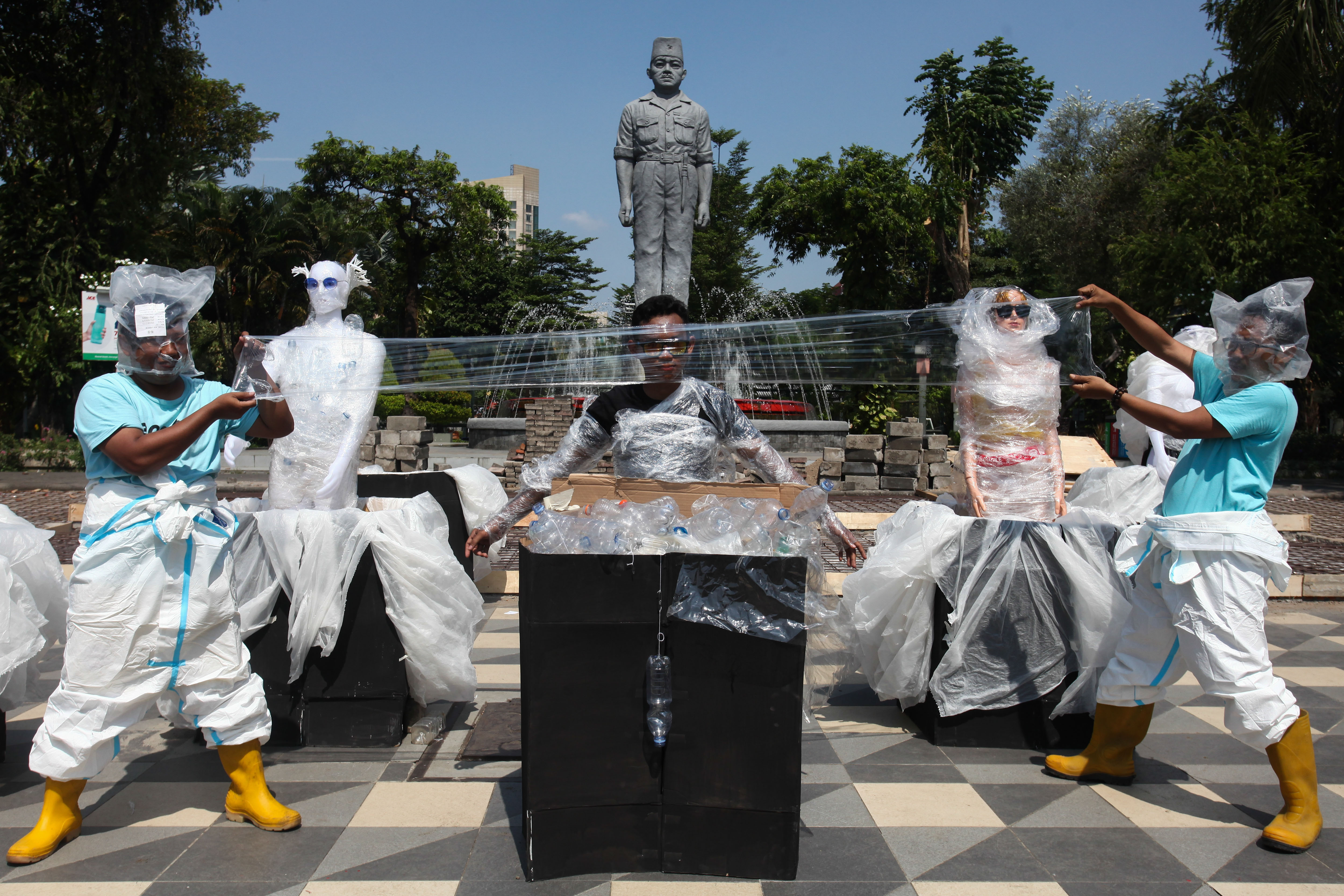 Sejumlah aktivis lingkungan hidup melakukan aksi teatrikal Manusia Terlilit Sampah Plastik di Surabaya, Jawa Timur, Selasa (6/6/2023).
