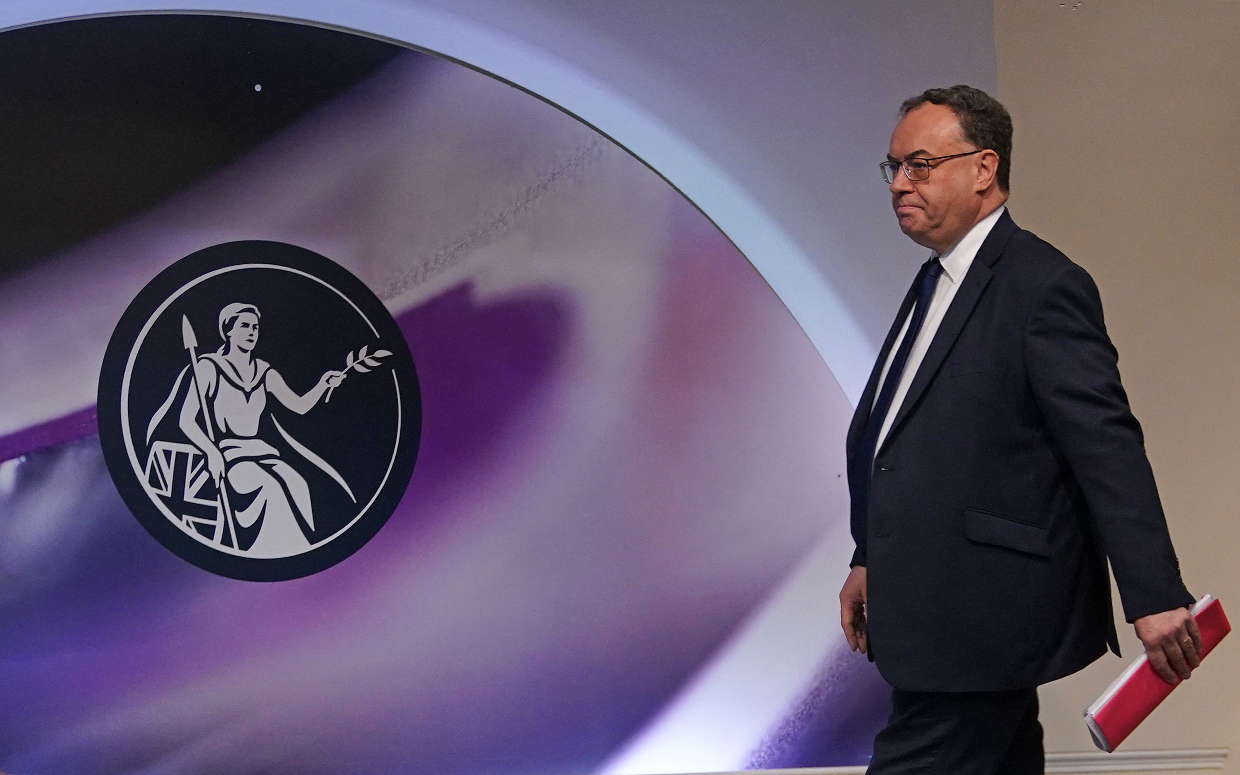 Gubernur Bank Sentral Inggris Andrew Bailey saat mengumumkan kenaikan suku bunga menjadi 4% pada Februari 2023.