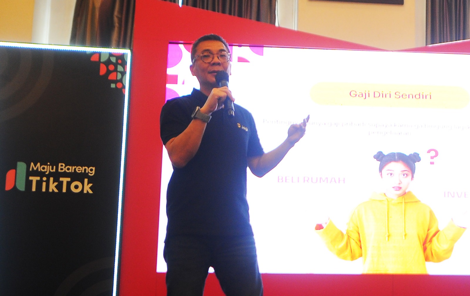 Head of Merchant Business Bank Jago Vincent C. Soegijanto menjelaskan aplikasi Bank Jago kepada komunitas merchant TikTok.