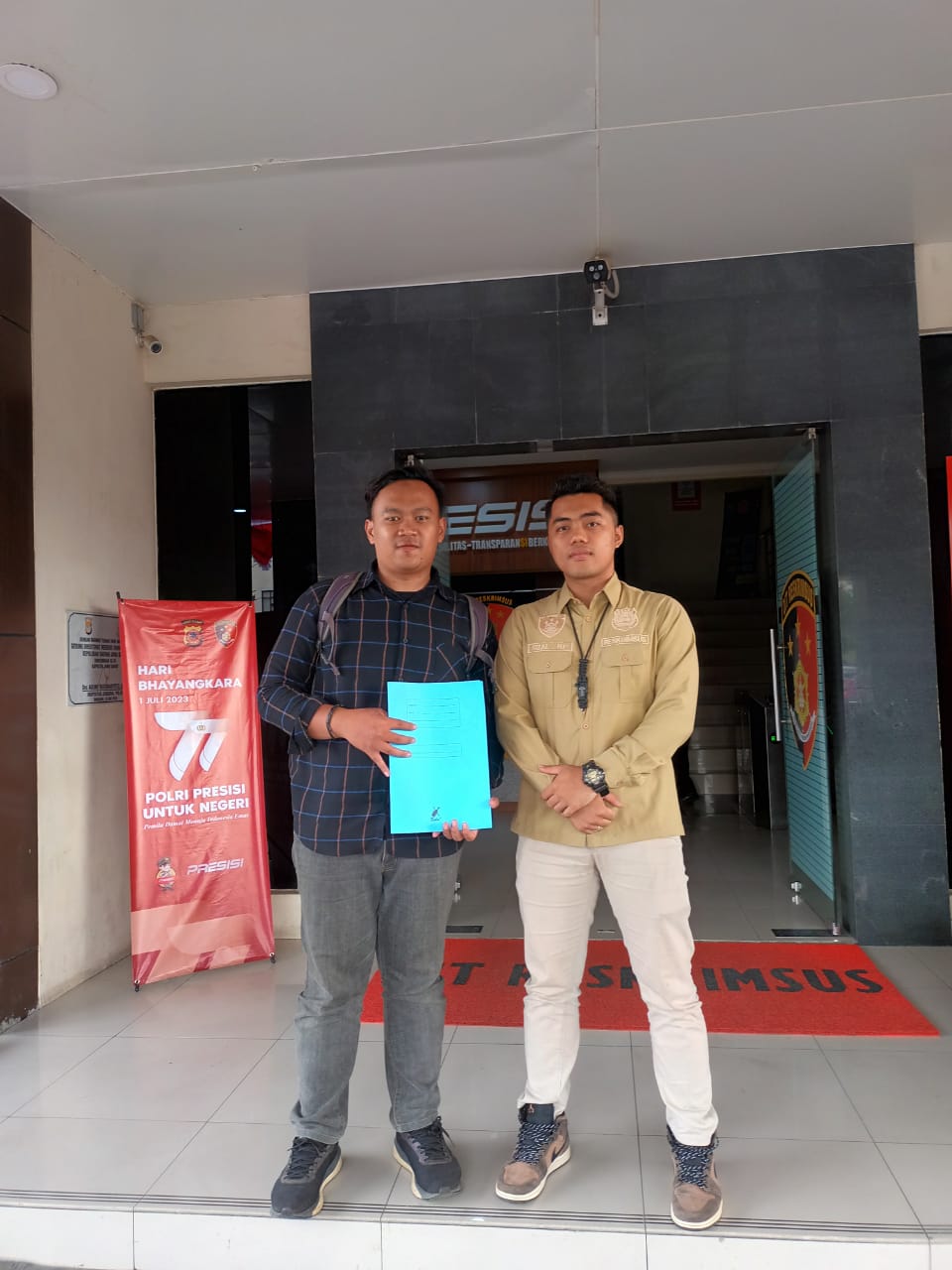 Koordinator Aliansi Mahasiswa Pro Demokrasi Pancasila seusai melaporkan 9 tokoh oposisi ke Polda Jawa Barat 