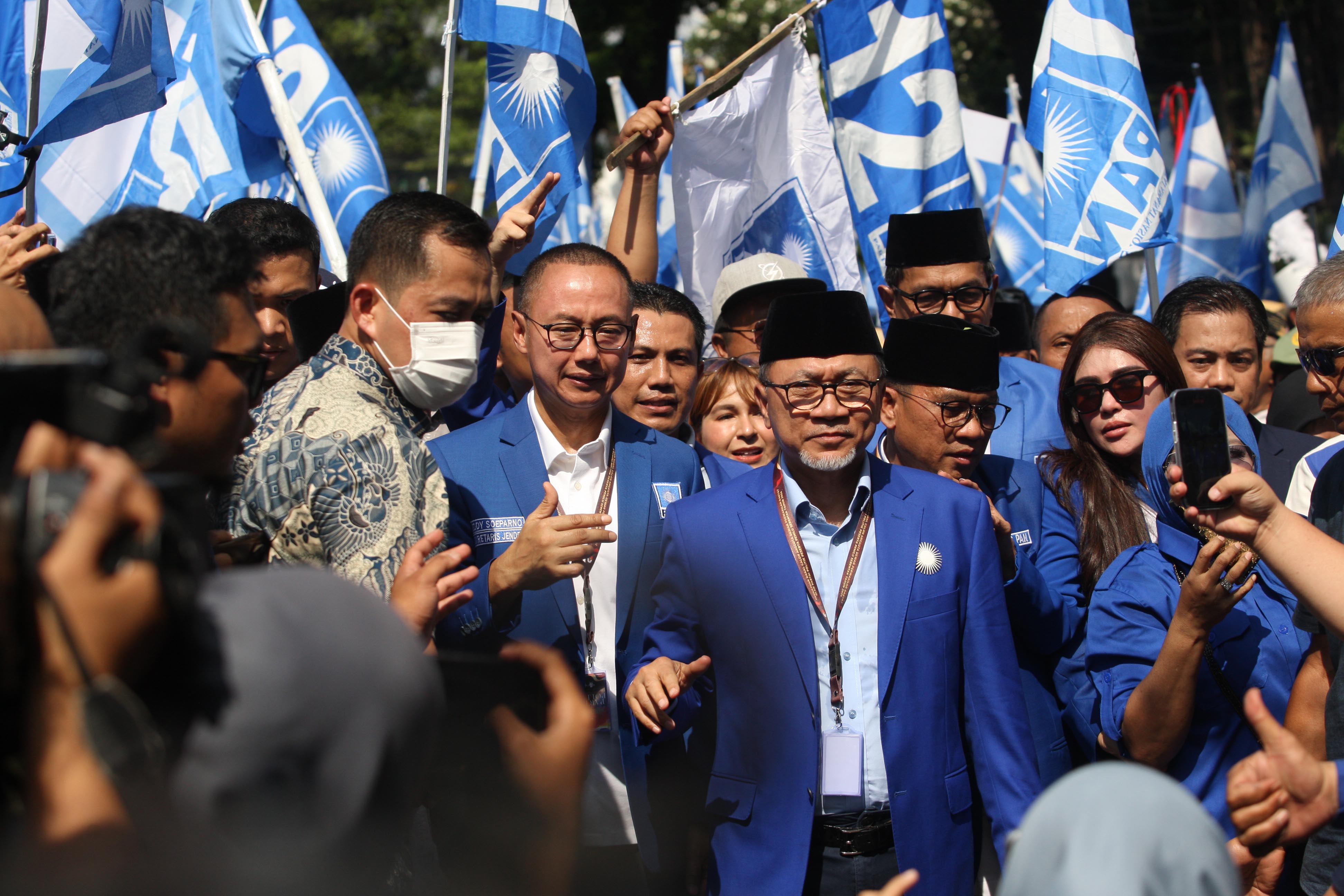 Ketua Umum Partai Amanat Nasional (PAN) Zulkifli Hasan (tengah) saat mendaftarkan bakal calon legislatif di KPU, Jumat (12/5).