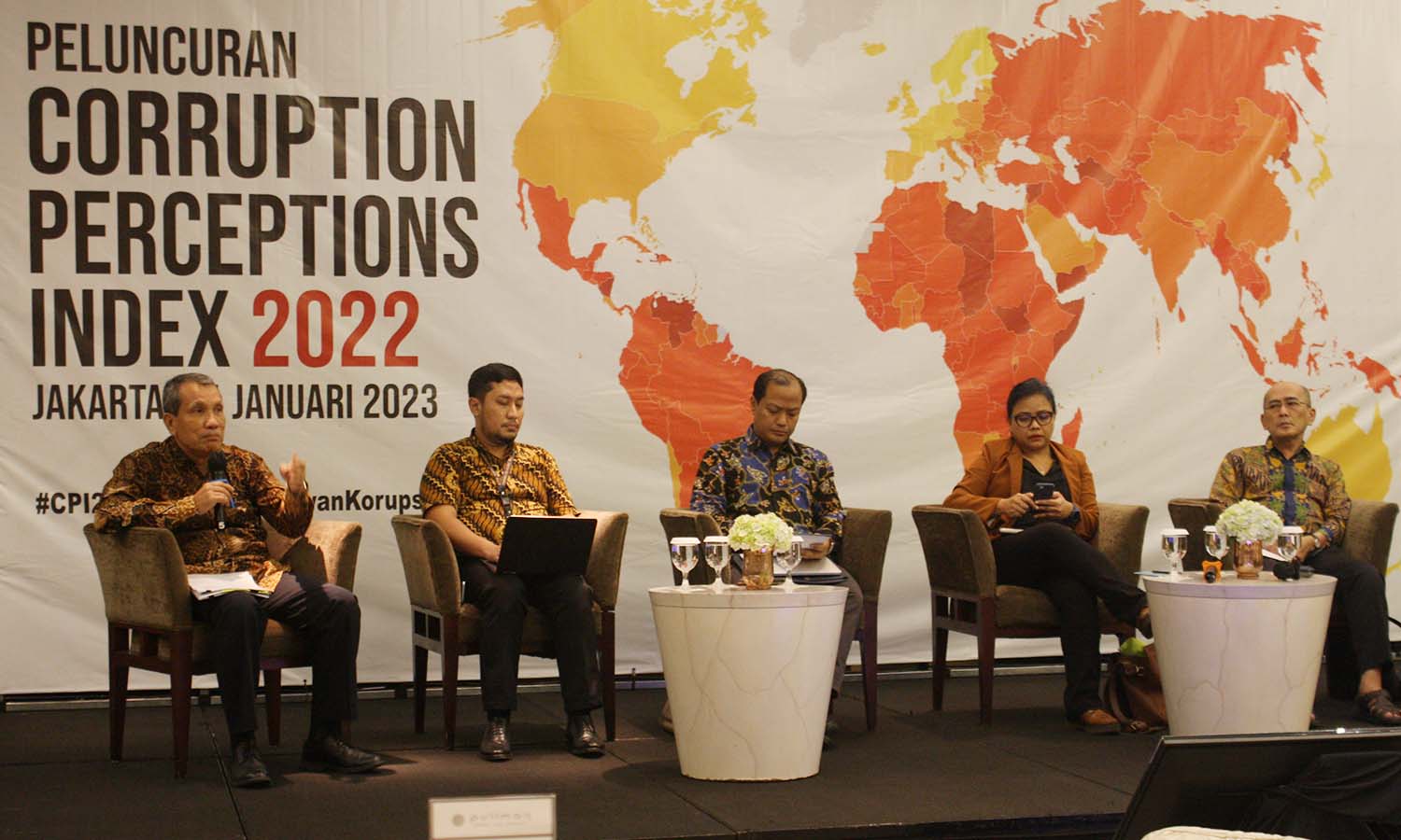 Ekonom Senior Faisal Basri dalam diskusi survei Indeks Persepsi Korupsi (IPK) Indonesia tahun 2022 di Jakarta (paling kanan)