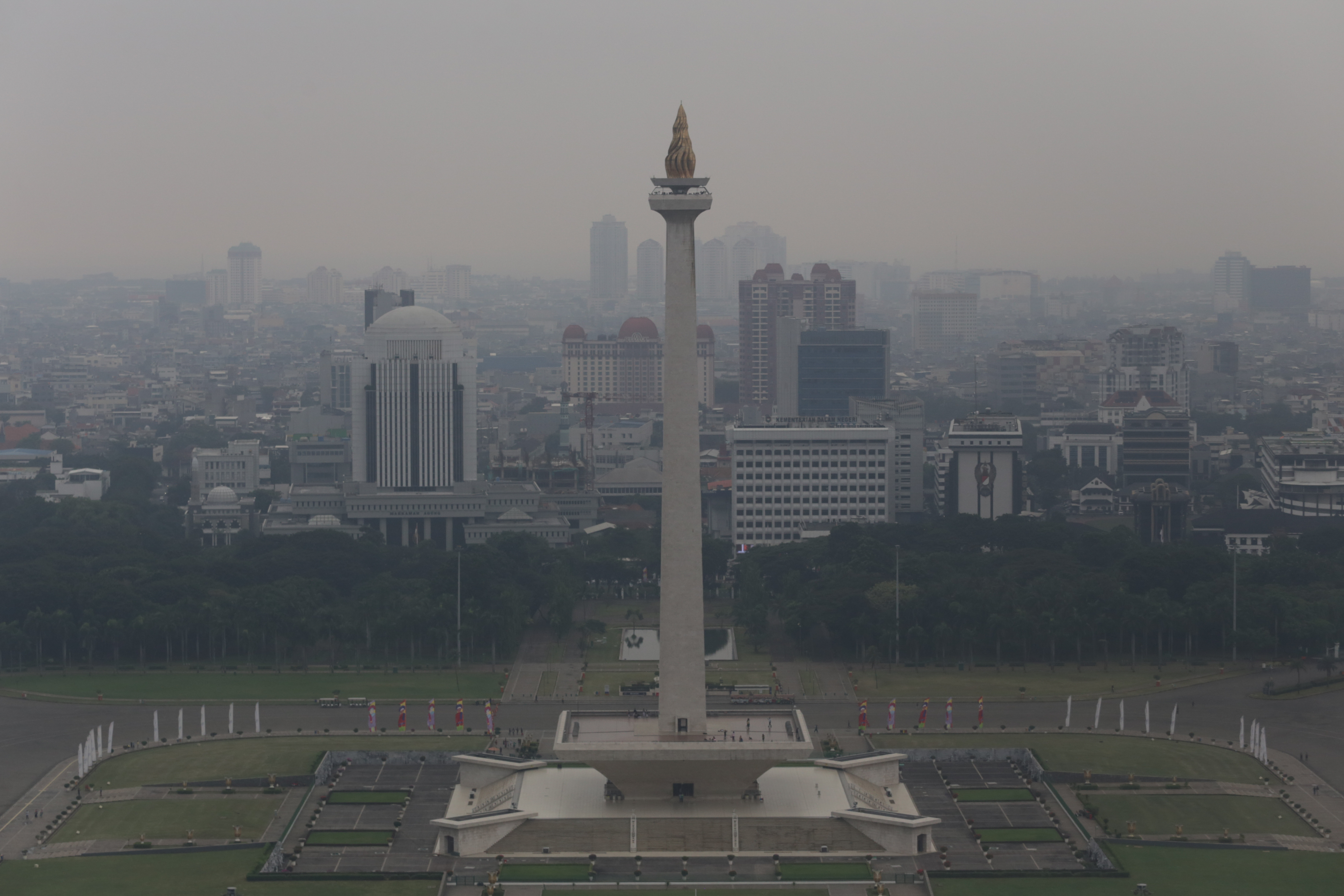 Suasana gedung bertingkat yang terlihat samar karena polusi udara di Jakarta, Selasa (6/6/2023). 