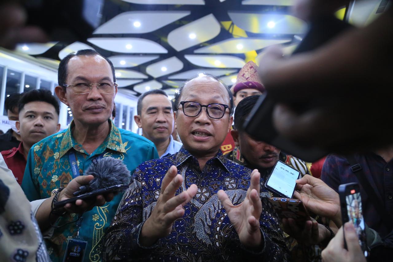 Sekjen Kemenaker Anwar Sanusi saat wawancarai wartawan pada acara Job Fair Tahun 2023 di Kota Palembang, Sumsel, Rabu (7/6).  