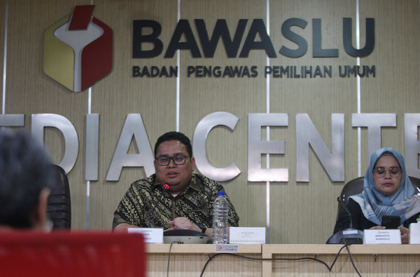 Ketua Bawaslu RI (Badan Pengawas Pemilu), Rahmat Bagja (kiri).