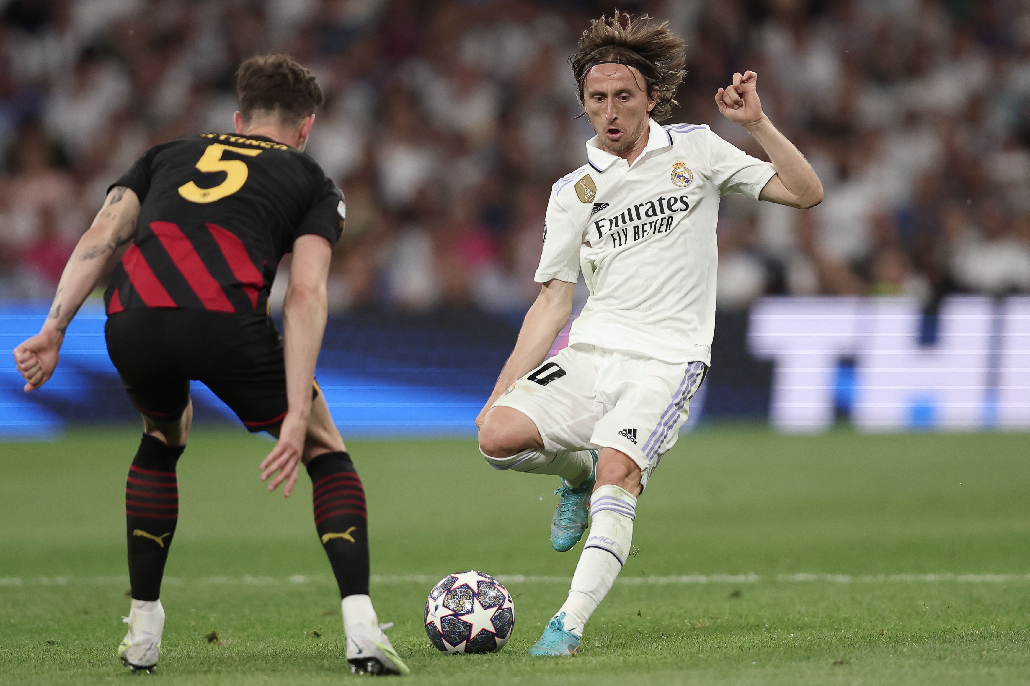 Gelandang Real Madrid Luka Modric (kanan)