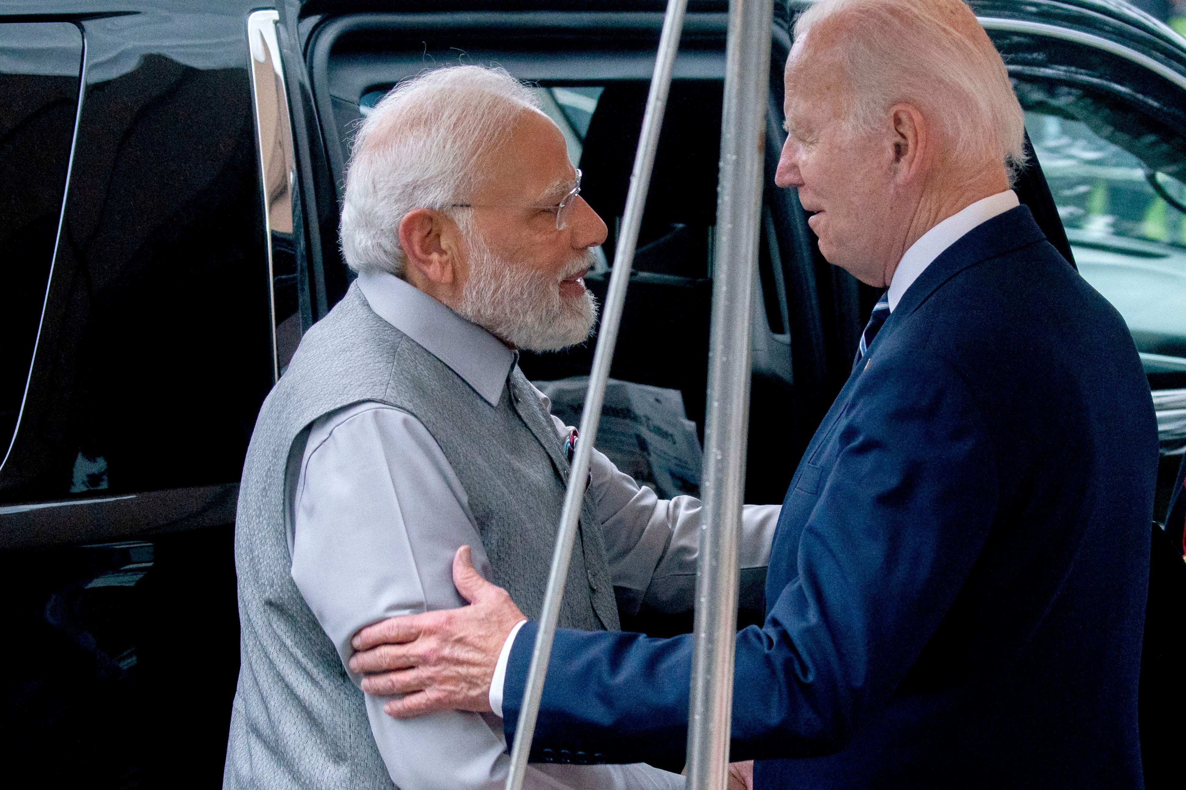 Presiden AS Joe Biden (kanan) kala menerima Perdana Menteri India Narendra Modi