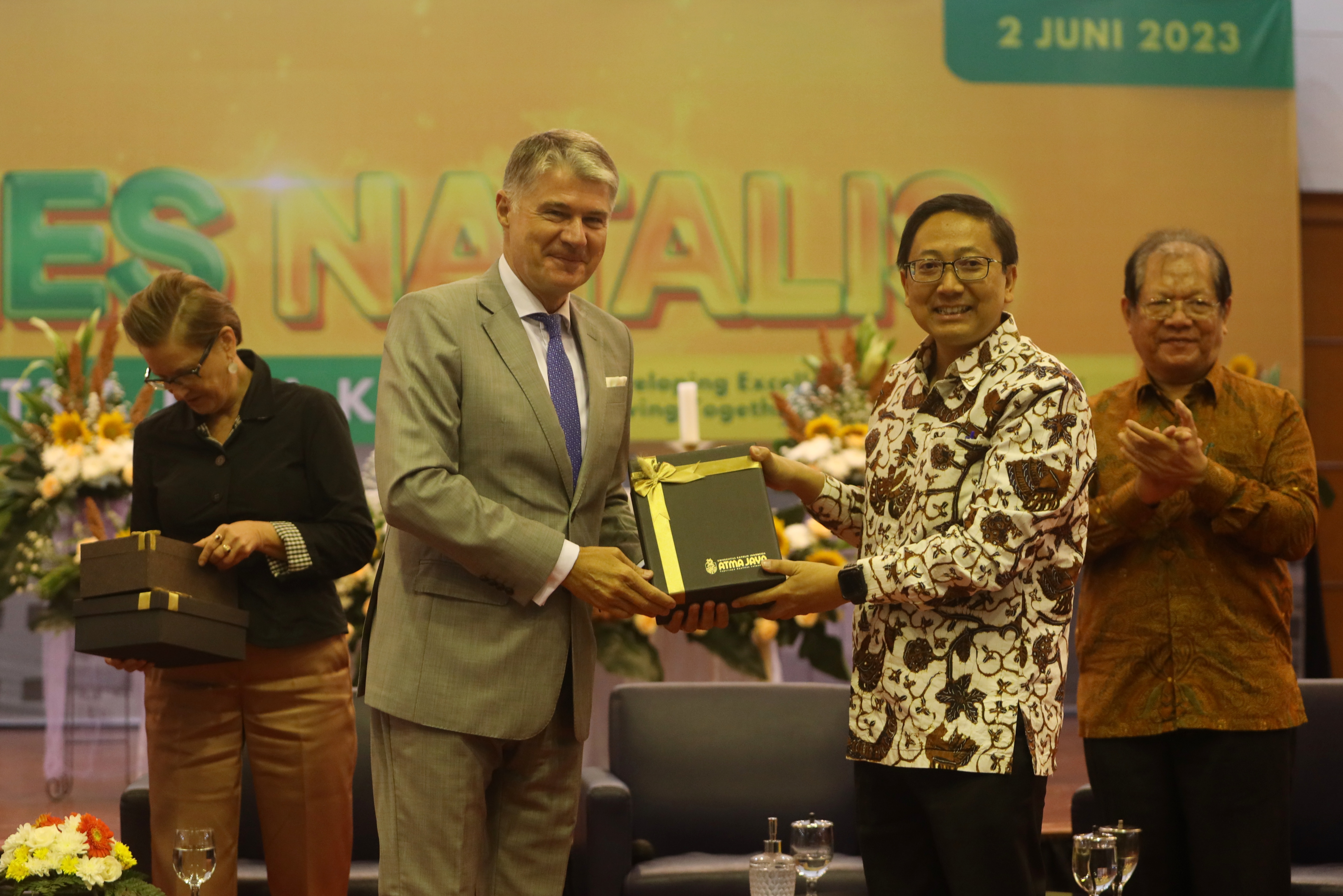 Rektor Unika Atma Jaya Dr Agustinus Prasetyantoko memberikan cinderamata kepada duta besar yang menjadi narasumber diskusi.