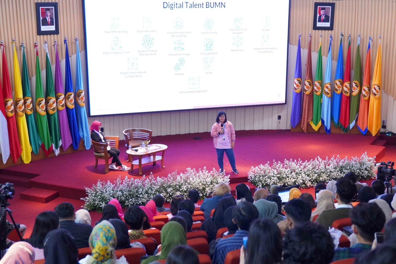 Direktur Human Capital Bio Farma, Endang Suraningsih berbagi ilmu dan pengalaman di kampus Universitas Padjadjaran Bandung