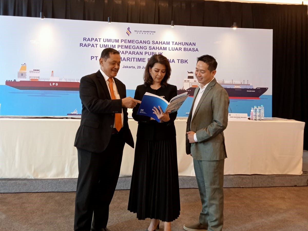 Komisaris Independen SHIP Djunggu Sitorus, Direktur Utama SHIP Herjati, Direktur SHIP Hans Raymond Ekajaya.