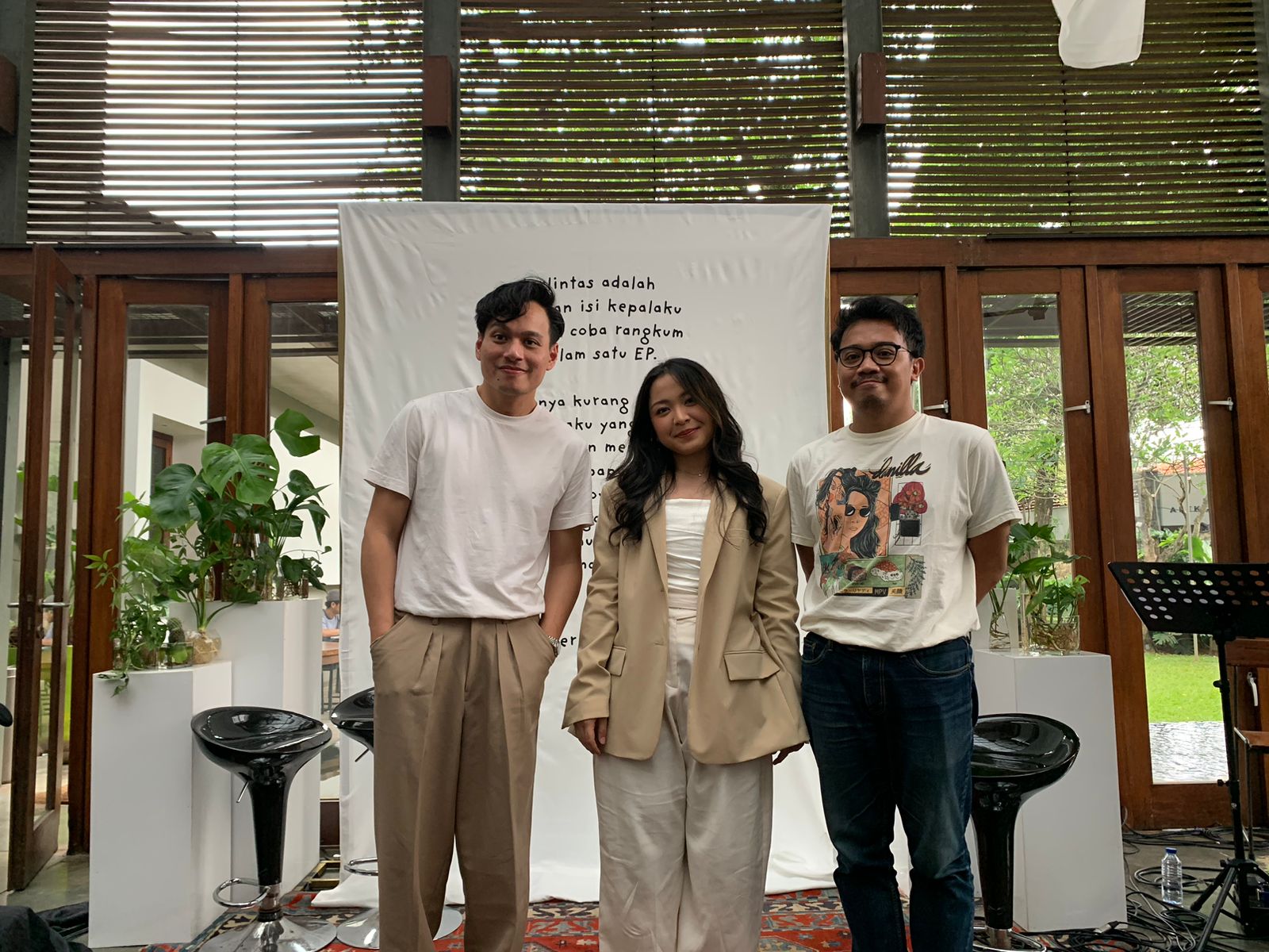 Bernadya (tengah) bersama produser Rendy Pandugo dan Lafa Pratomo