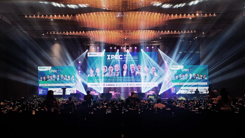 Pagelaran produk farmasi dan seminar 2023 dari SwipRX dan Ikatan Apoteker Indonesia (IAI) Jawa Timur