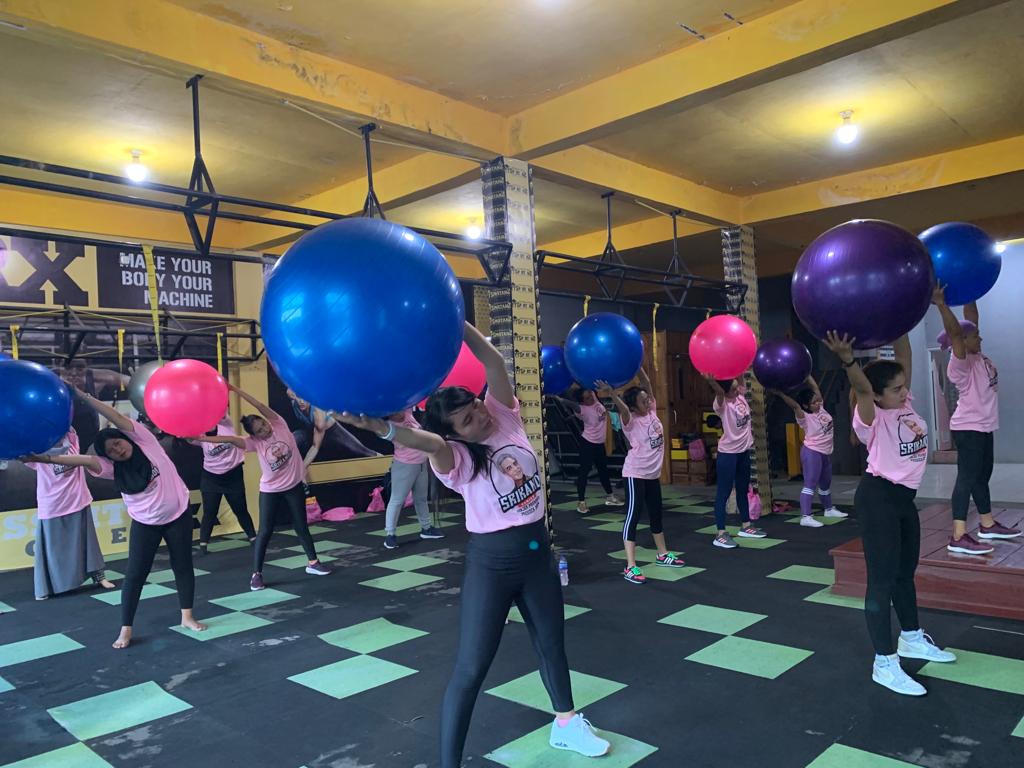 Srikandi Ganjar bersama komunitas Spartans Jambi menggelar kegiatan Fun Fitt Ball di Kota Jambi, Minggu (18/6).