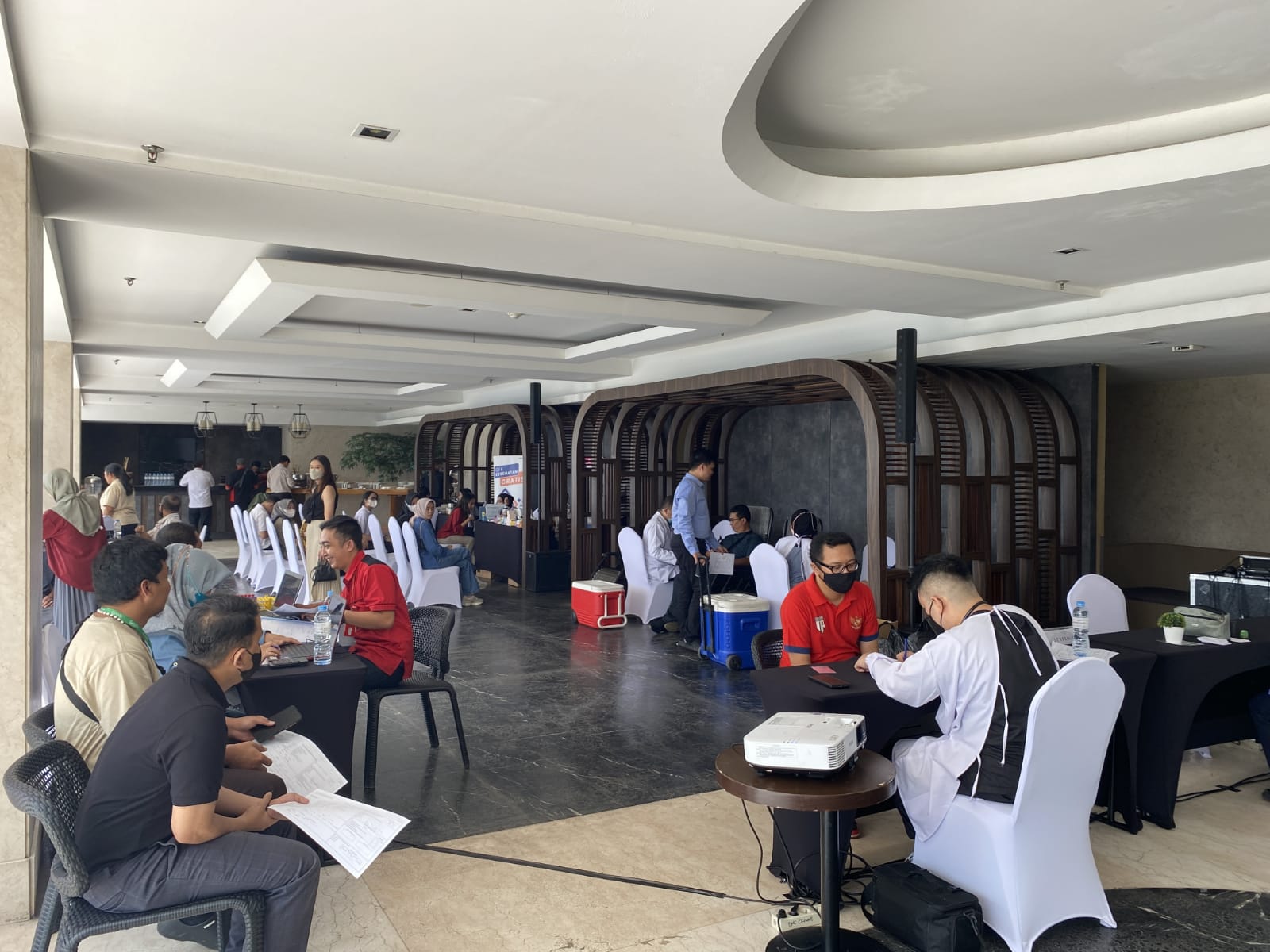 Sejumlah warga menyambut antusias aksi donor darah di Crowne Plaza Hotel Bandung